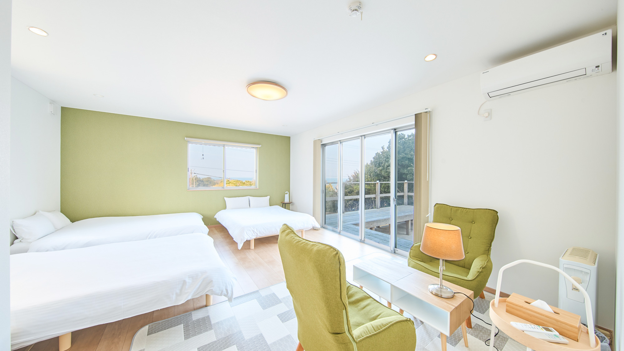 寝室（1F）：ダブルベッド×3台