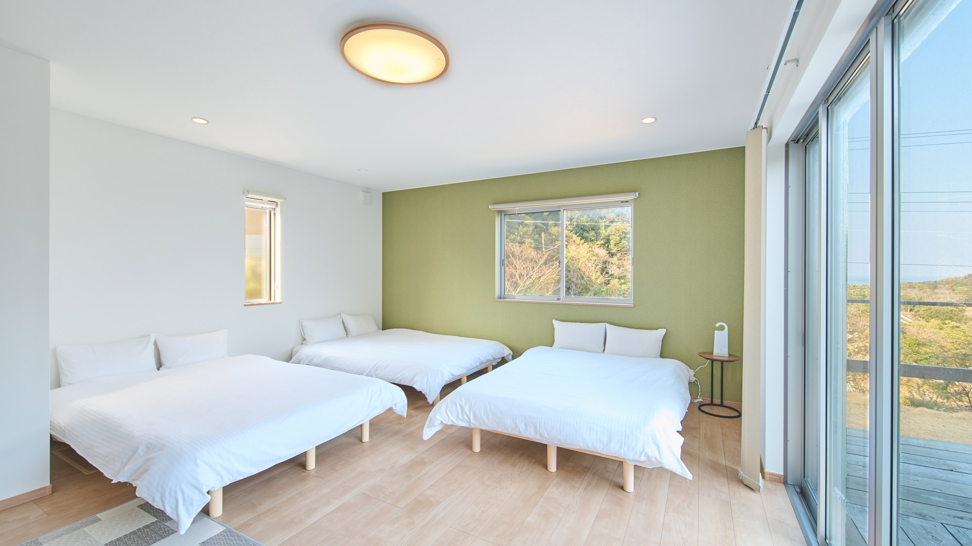 寝室（1F）：ダブルベッド×3台