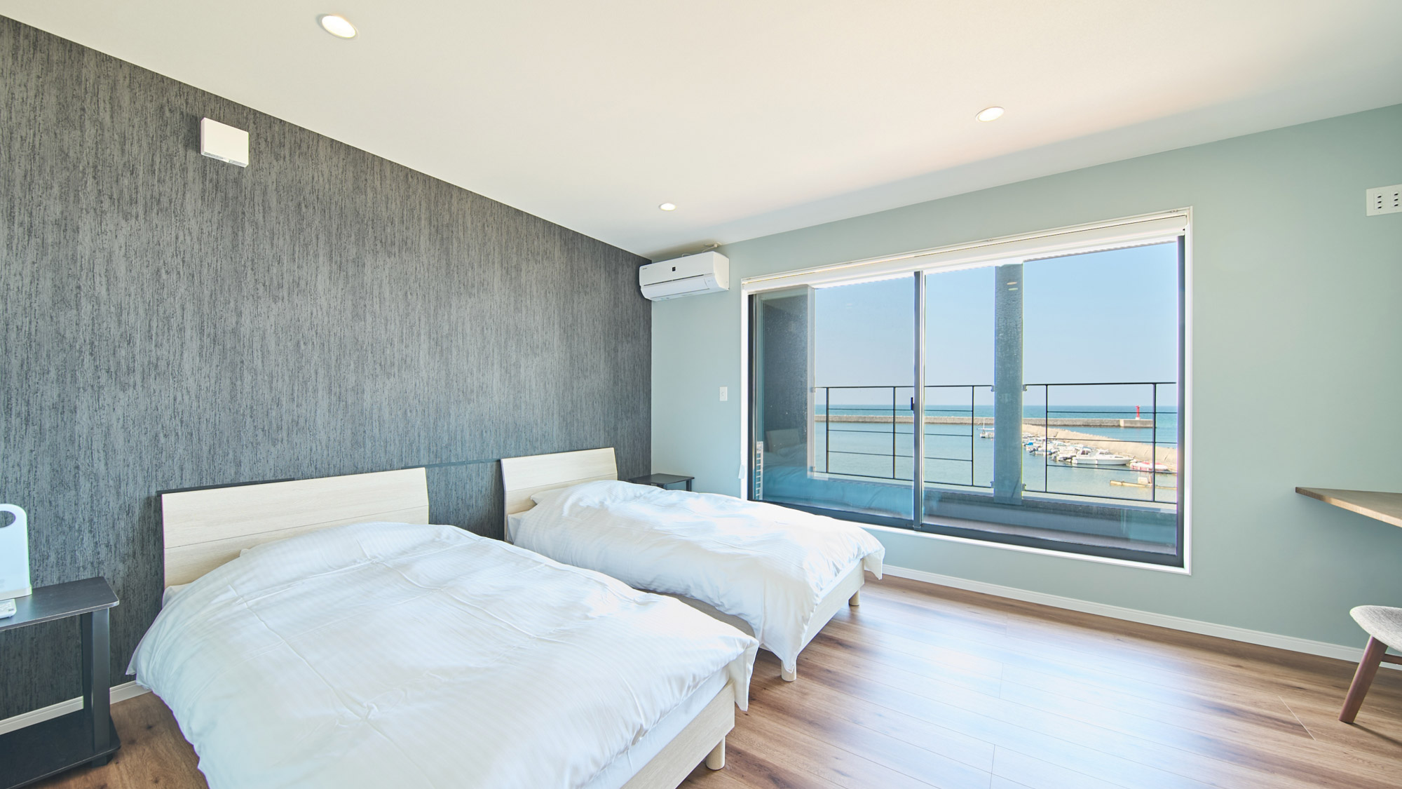 寝室2：シングルベッド&times;2台