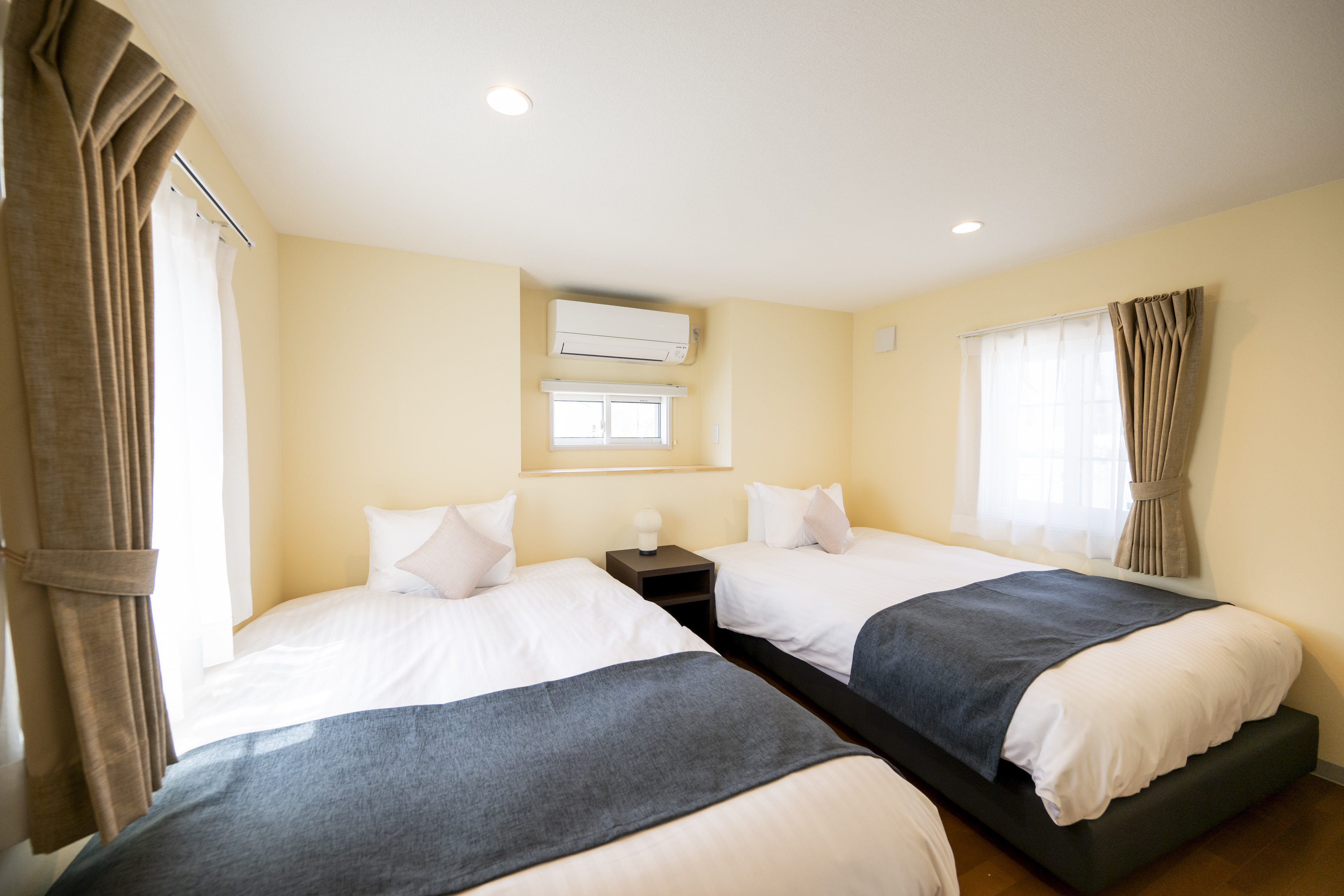 寝室１ーセミダブルベッドx２