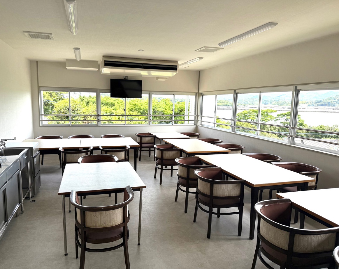 【素泊まり】洗濯乾燥無料＆漫画・大画面テレビ付きラウンジ完備！元小学校リニューアルホテル