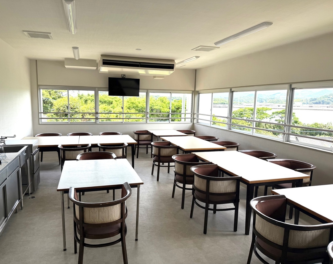 【素泊まり】洗濯乾燥無料＆漫画・大画面テレビ付きラウンジ完備！元小学校リニューアルホテル