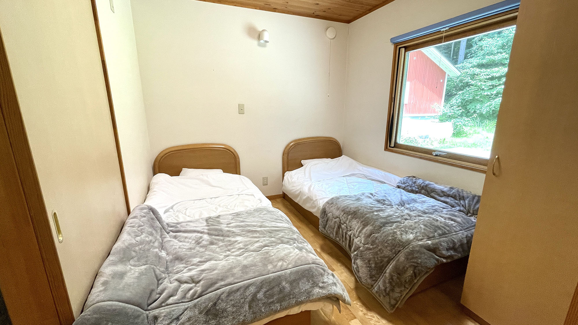 ・【コテージ／寝室】シンプルで落ち着いた雰囲気のお部屋で、心身ともにリラックスしてお過ごしください
