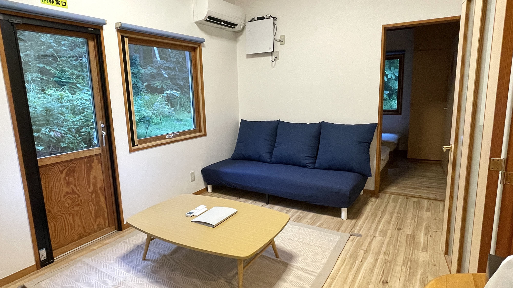 ・【コテージ／リビング】ソファで寛ぎながら、自然溢れる環境で過ごす心地よいひと時をご堪能ください