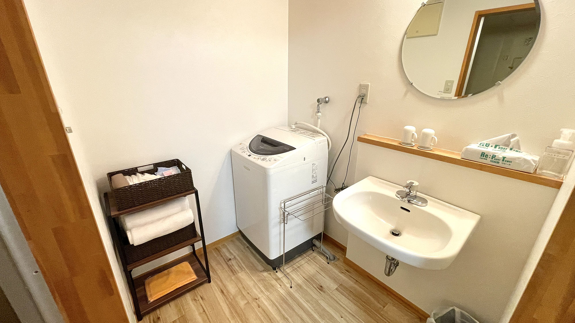 ・【コテージ／脱衣所】脱衣所には洗面台と洗濯機がございます