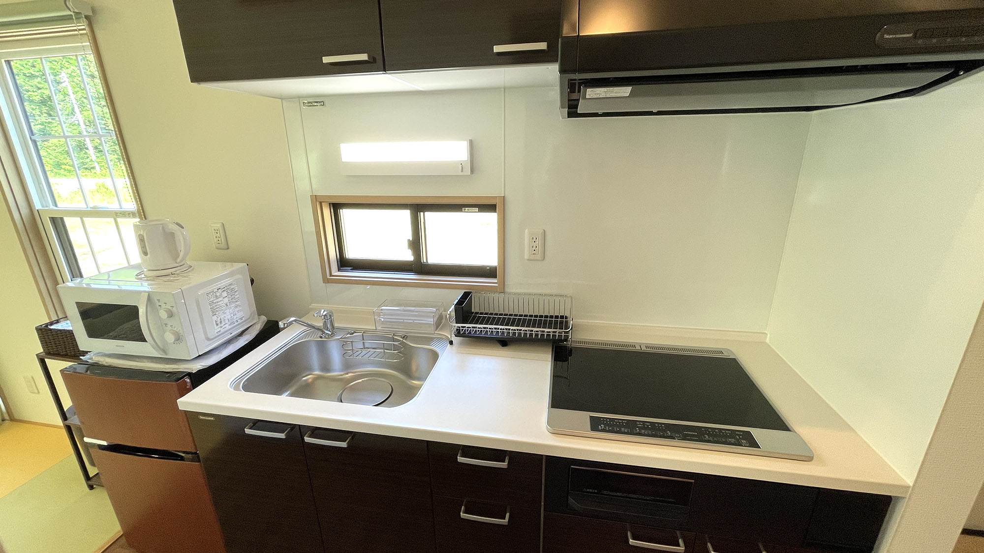 ・【トレーラーハウス翠／キッチン】IHコンロで安全・快適調理。レンジ、ポットも完備の充実キッチン！