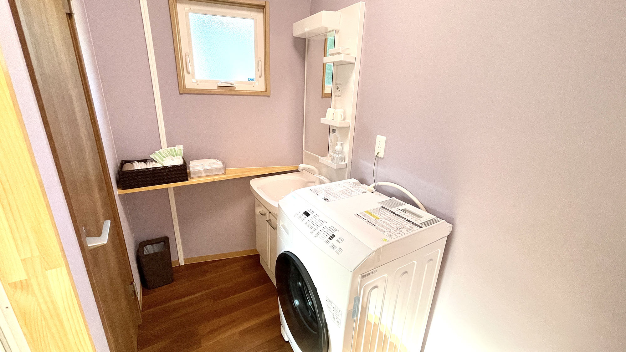 ・【トレーラーハウス碧／脱衣所】脱衣所には独立洗面台と洗濯機を完備