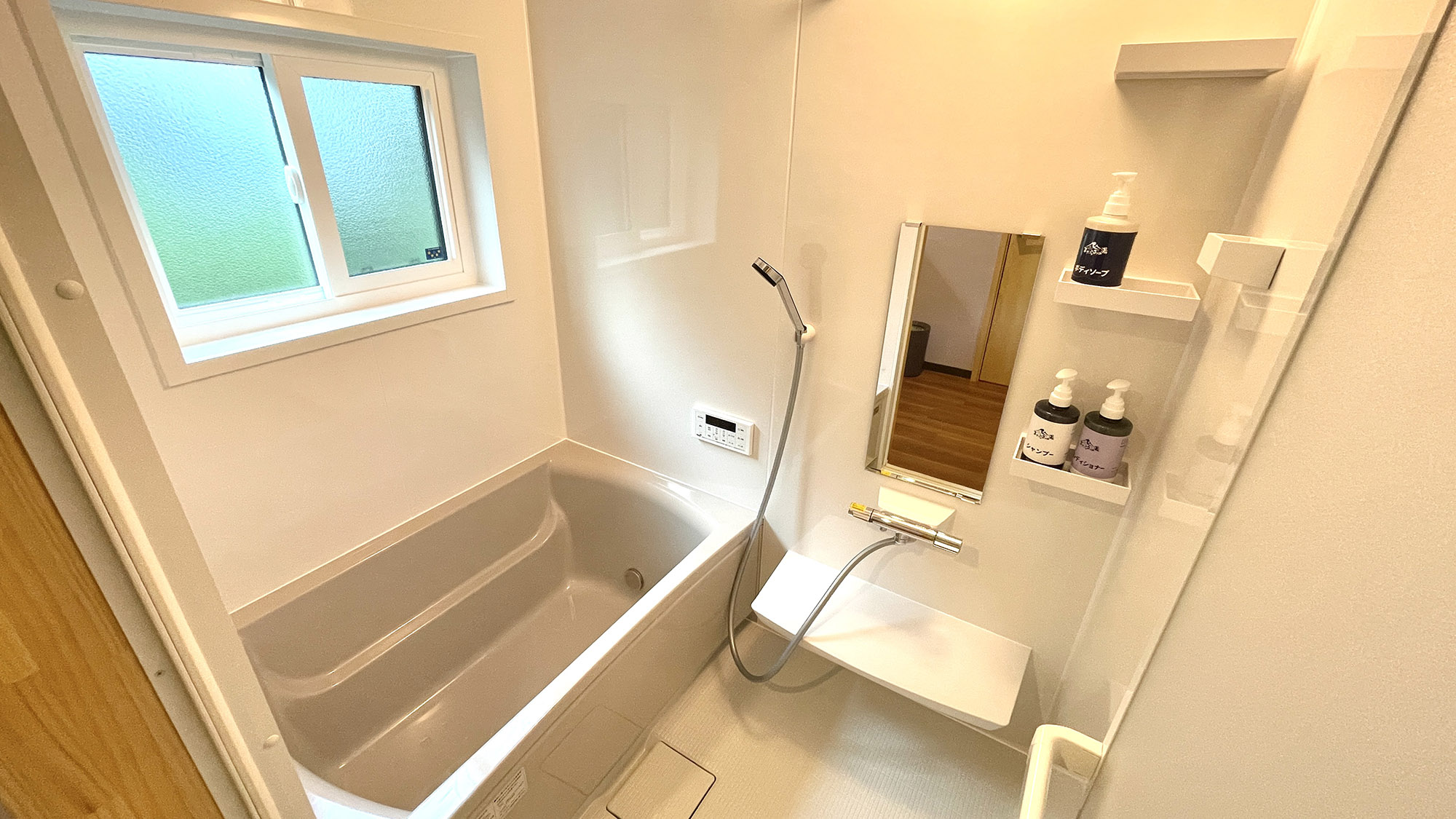 ・【トレーラーハウス翠／浴室】バストイレはセパレート　家族でお越しの際も快適にご利用いただけます