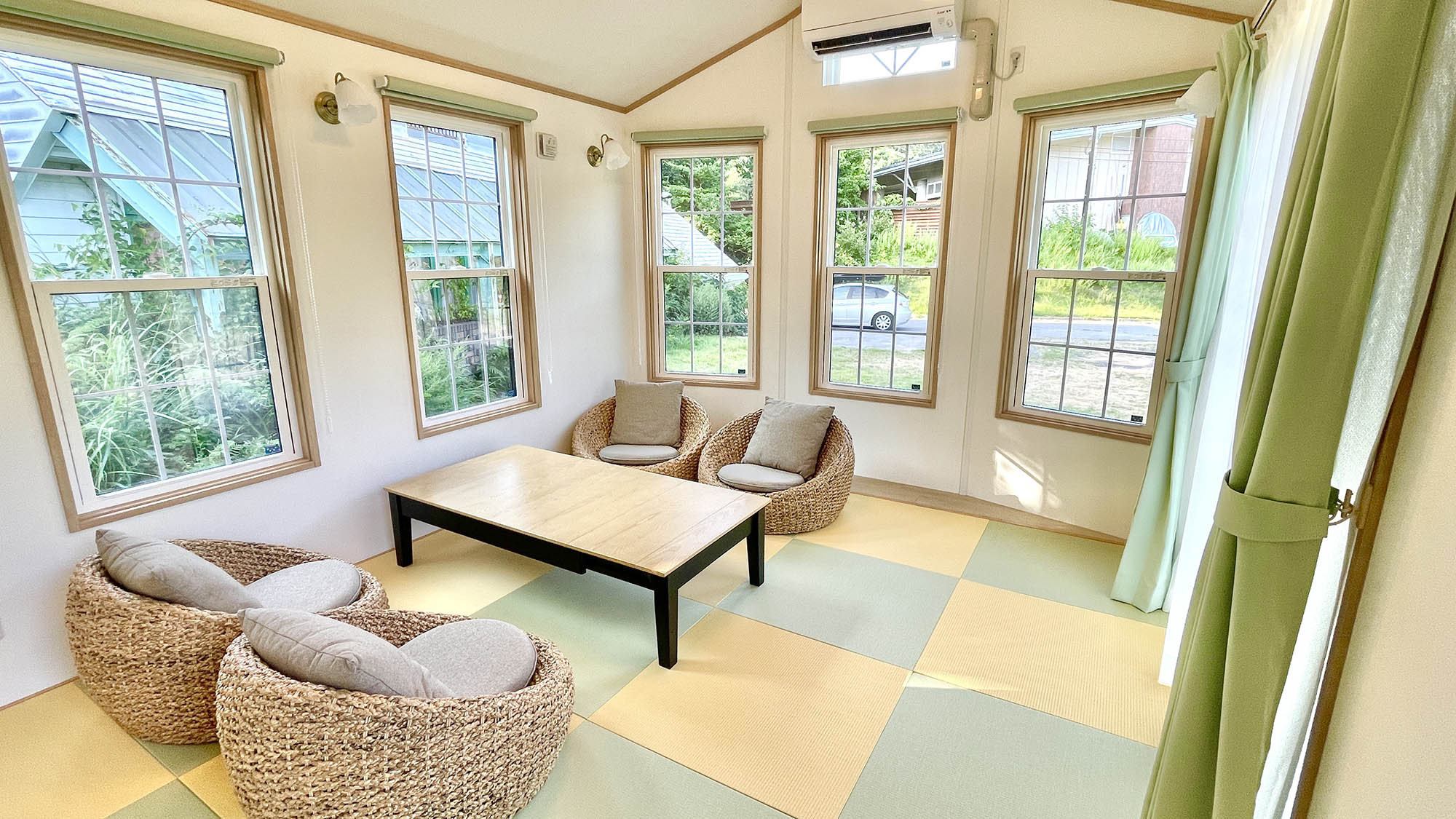 ・【トレーラーハウス翠／リビング】琉球畳が心地よいリビング。ゆったりとお寛ぎただける空間です