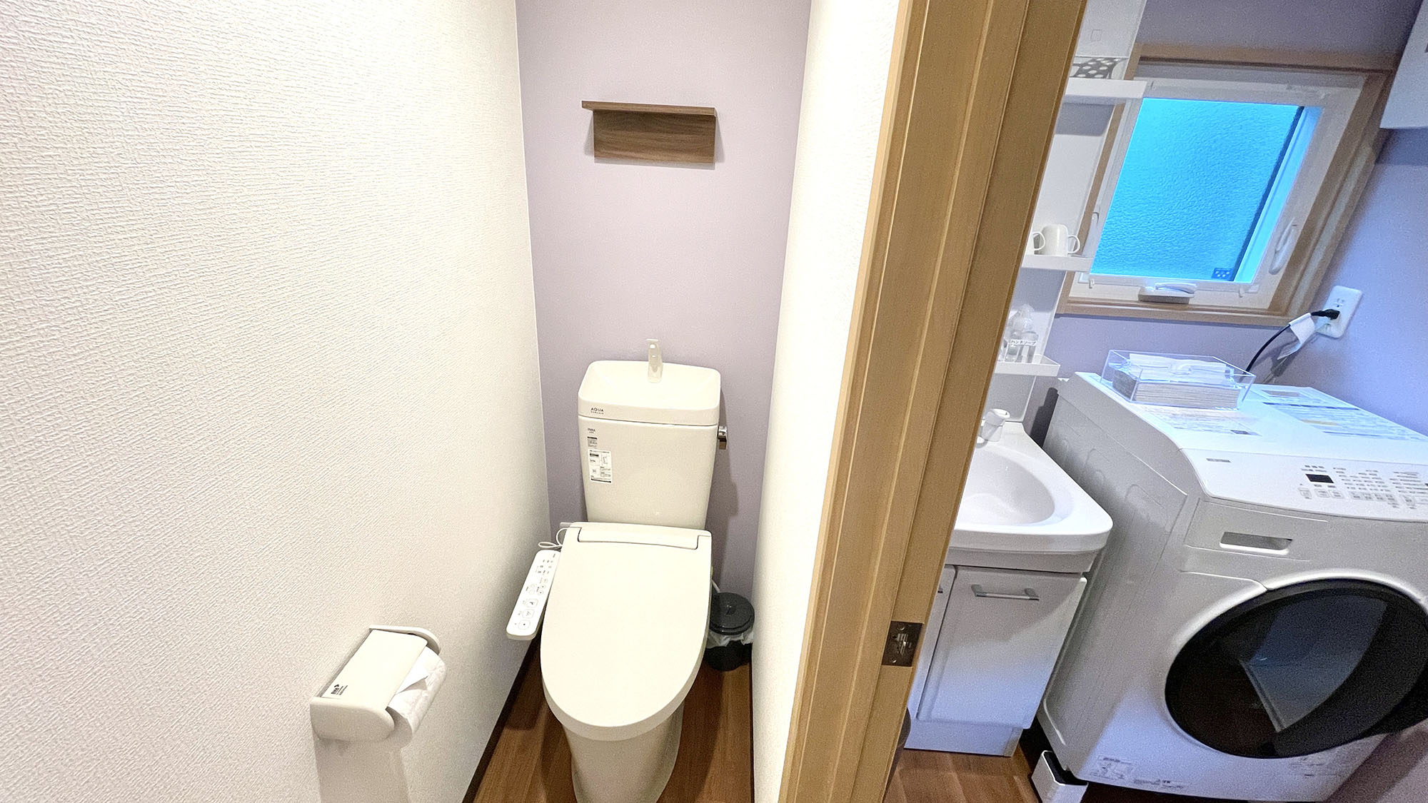 ・【トレーラーハウス翠／脱衣所】脱衣所には独立洗面台と洗濯機を完備