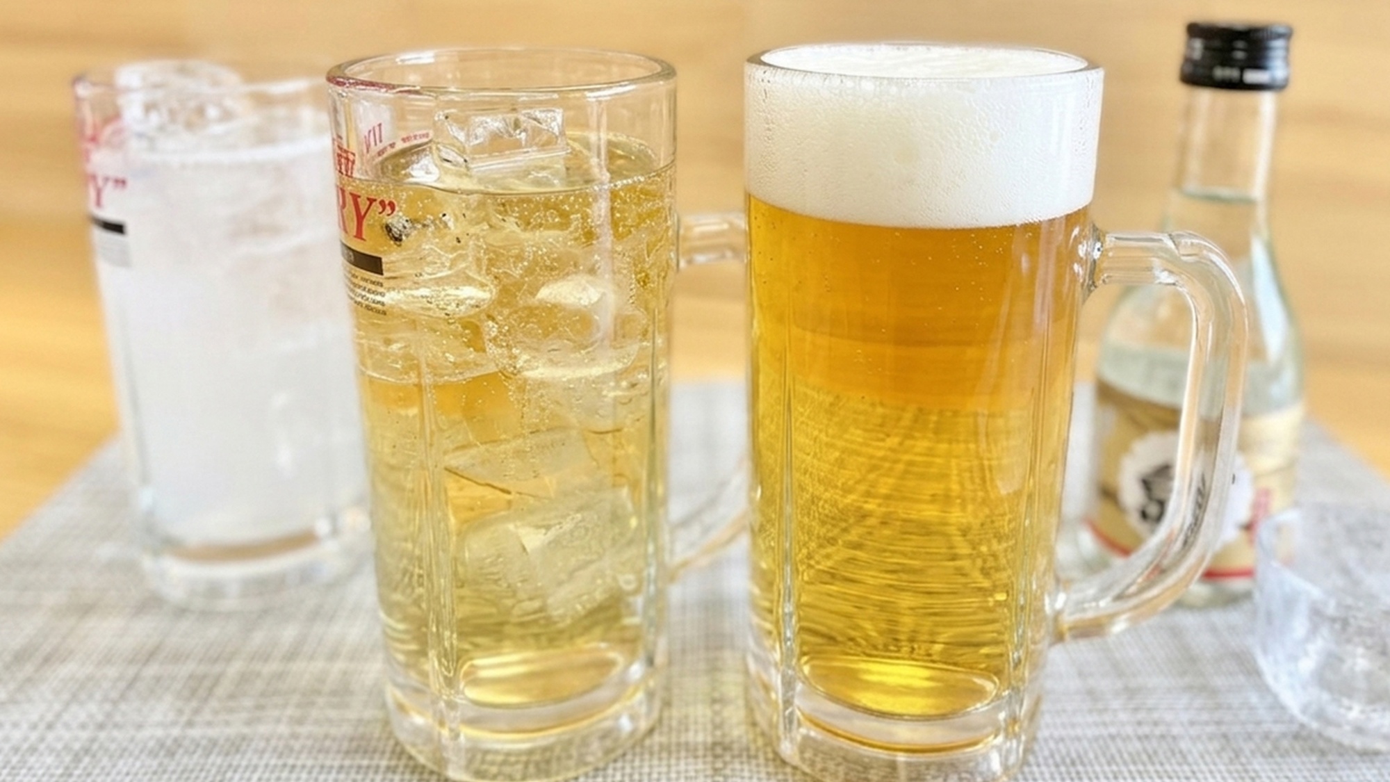 ・湯上がりの最高の一杯。生ビールやハイボールなどのアルコールをお楽しみいただけます