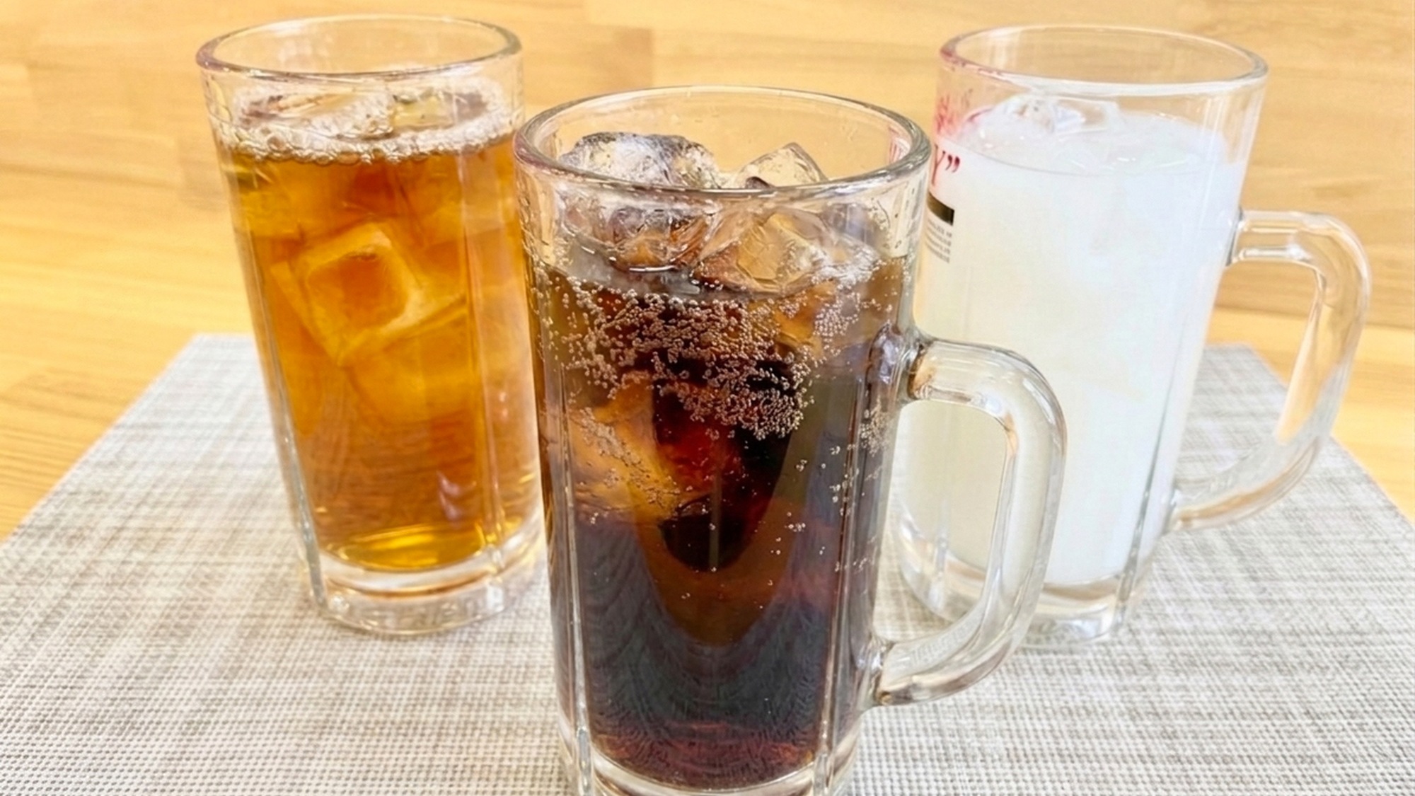 ・湯上がりに喉を潤すジュースやウーロン茶などもございます。