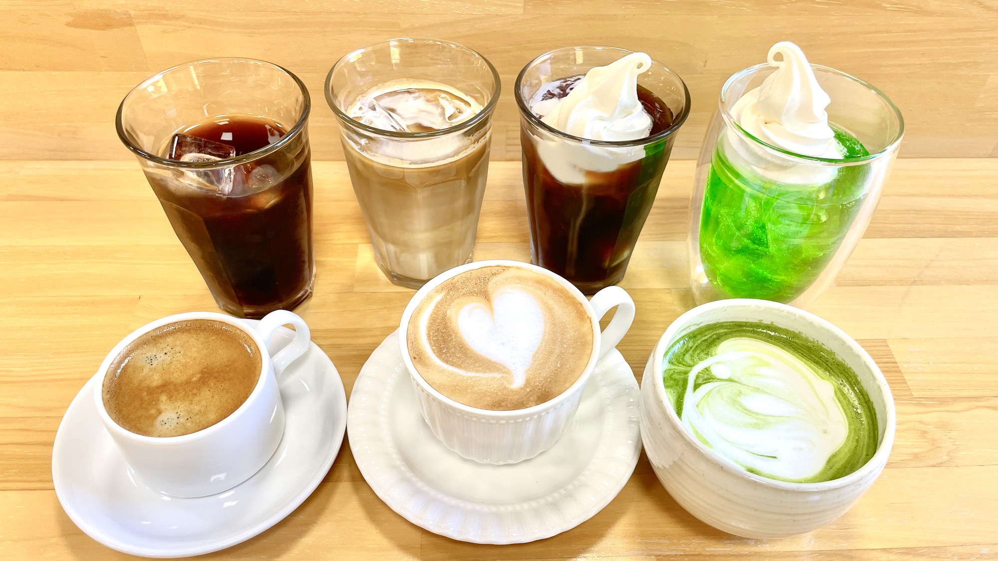 ・コーヒー、ホット抹茶ラテ、クリームソーダなどでゆったりカフェタイム