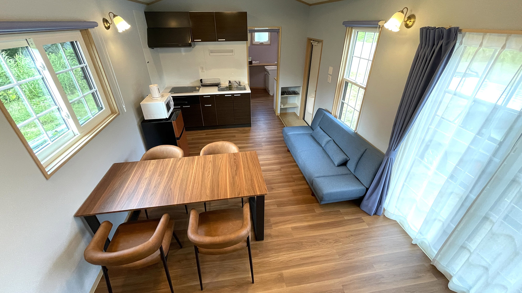 ・【トレーラーハウス碧／リビング】コンパクトながら機能的。トレーラーハウスのリビングで快適ステイ