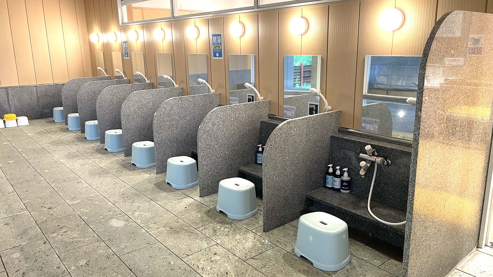 ・【温泉／洗い場】洗い場は一つ一つのスペースが広く、快適にご利用いただけます