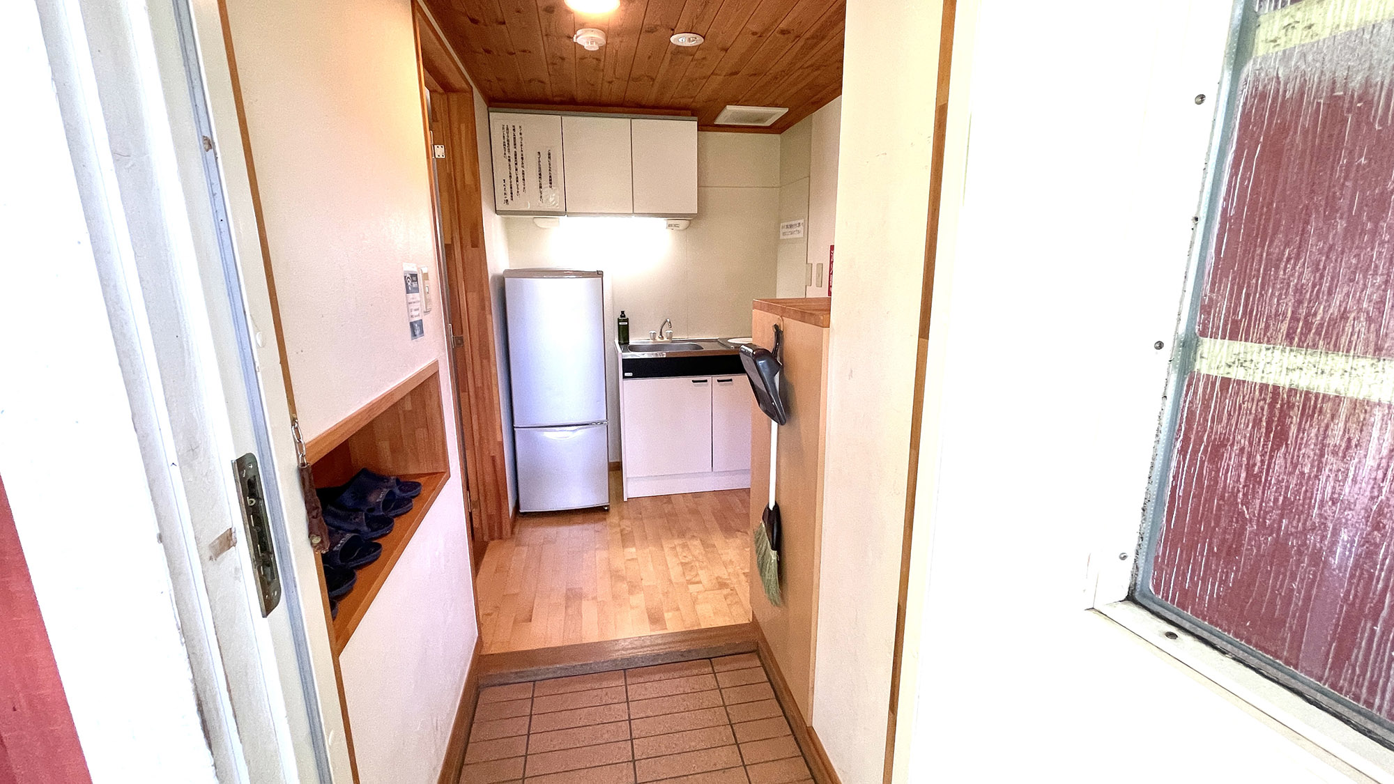 ・【コテージ／玄関】落ち着いた色合いのエントランスがお出迎えします。コテージでのステイを満喫ください