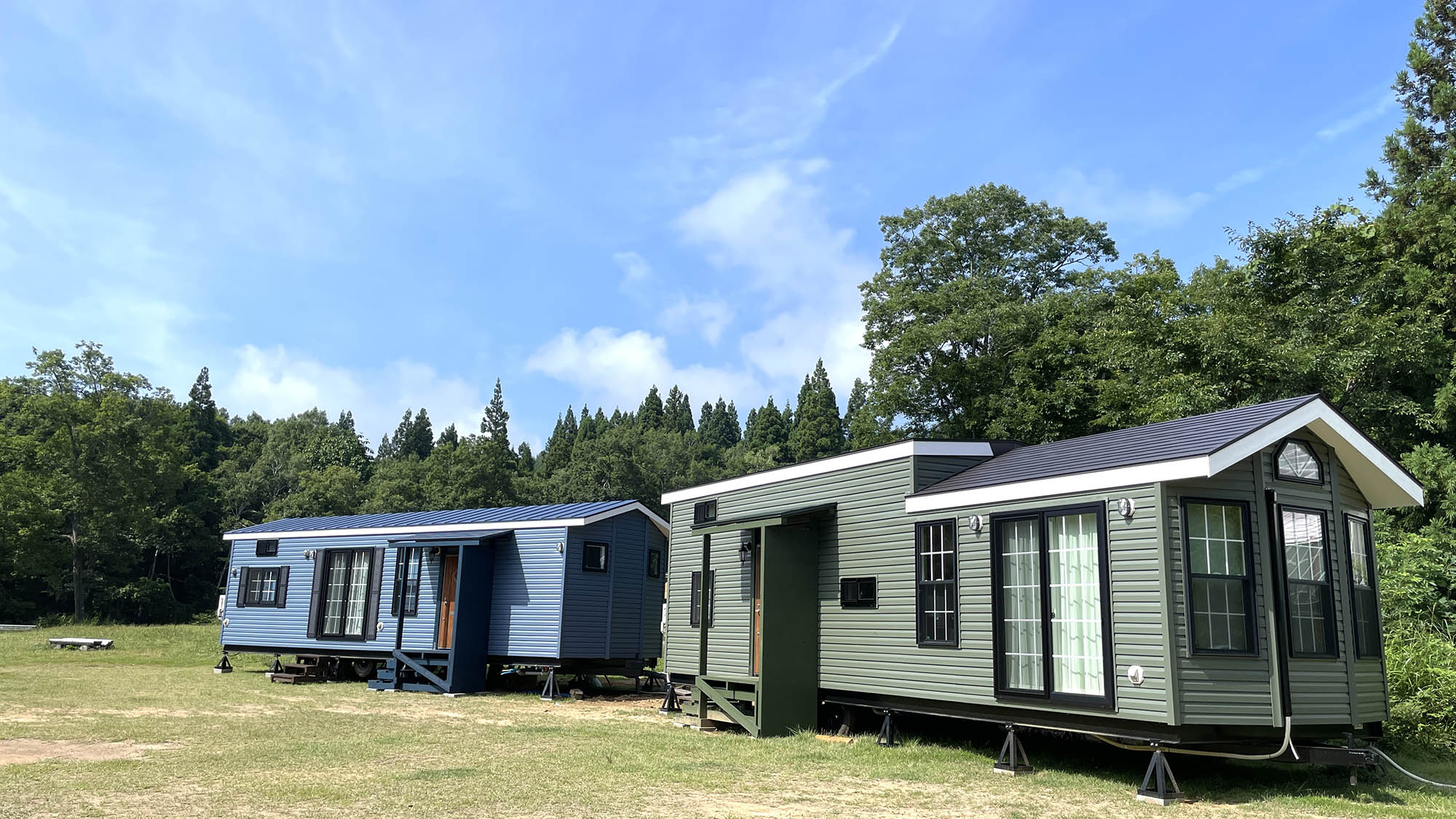 ・【トレーラーハウス碧・翠／外観】静かな森に佇むトレーラーハウス。自然の中で過ごす贅沢な休日をどうぞ