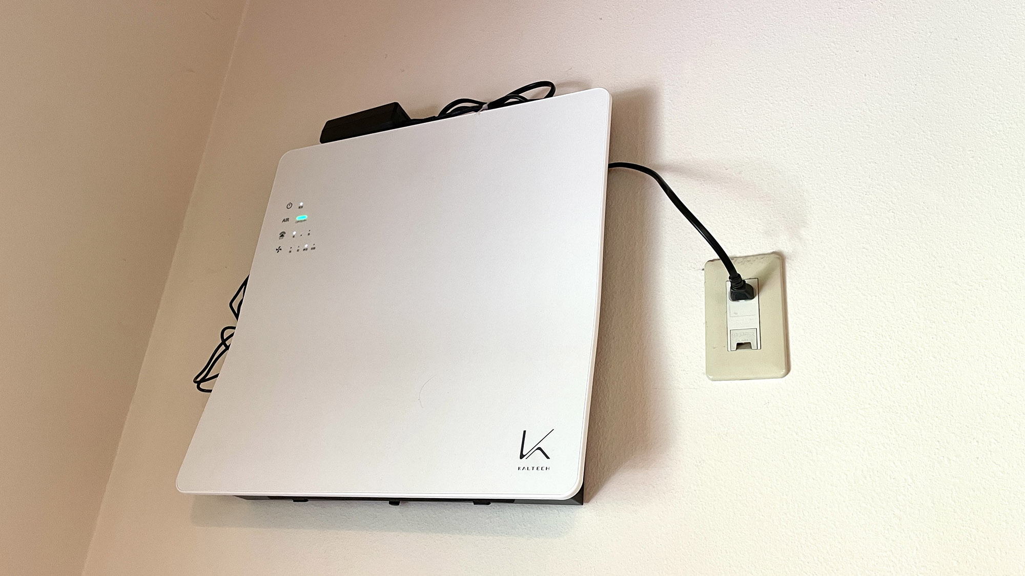 ・【コテージ／設備】清潔な空気で快適ステイ。壁掛けタイプの空気清浄機完備！