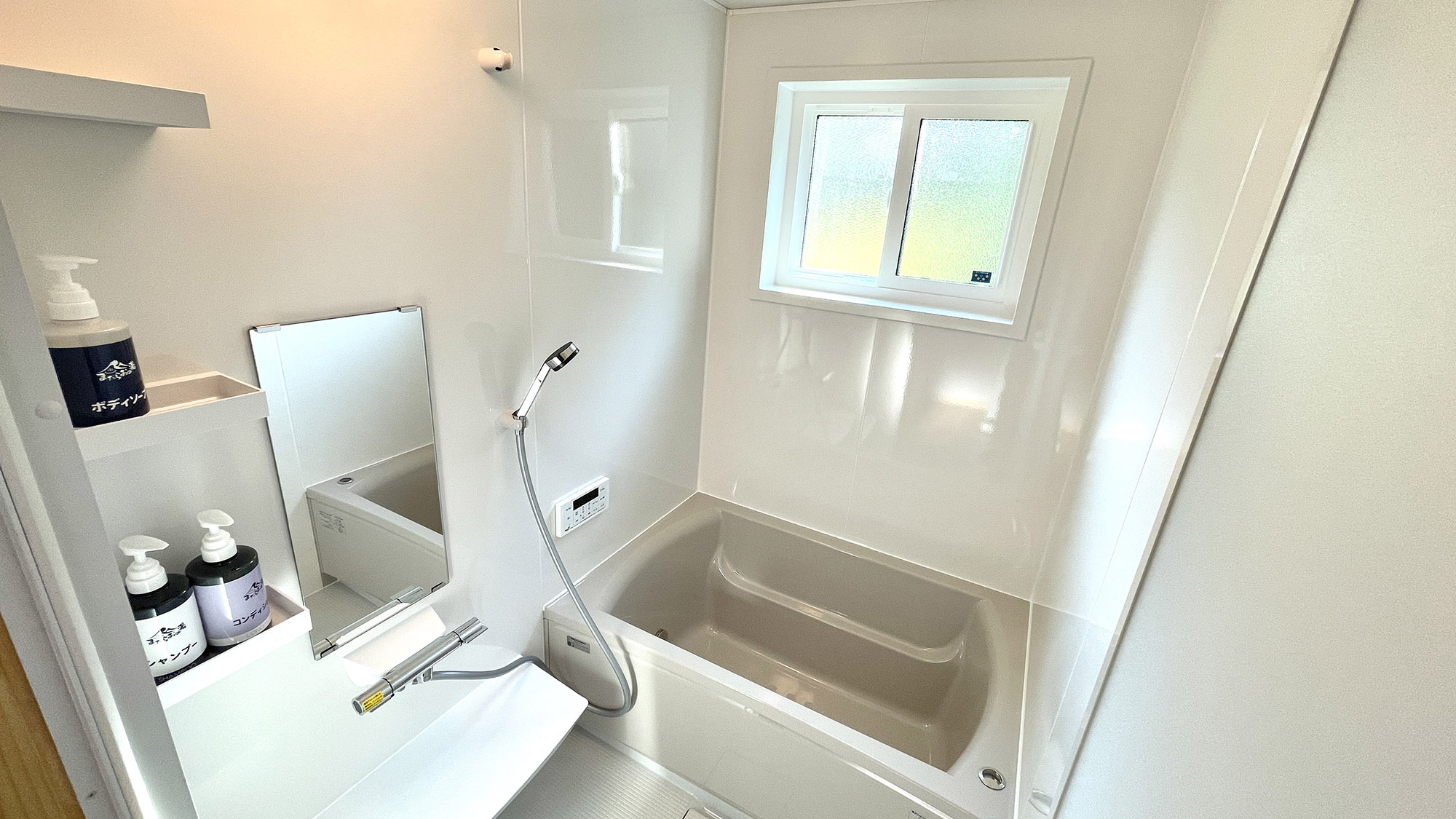 ・【トレーラーハウス碧／浴室】バストイレセパレート。広々とした空間で、快適なバスタイムを