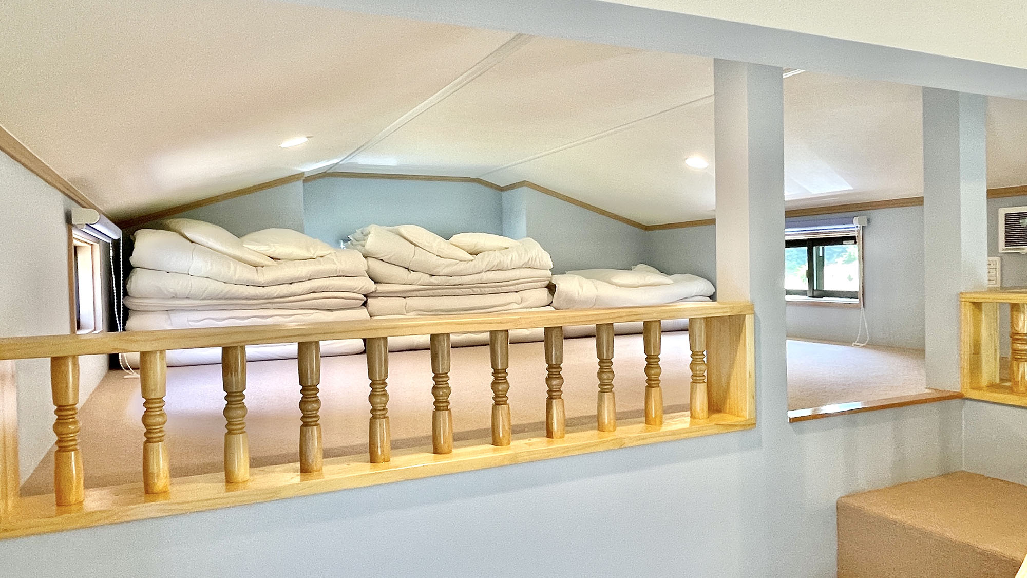 ・【トレーラーハウス碧／ロフト】寝室・リビングの他にロフトに布団を敷いて最大8名様までご宿泊可能です