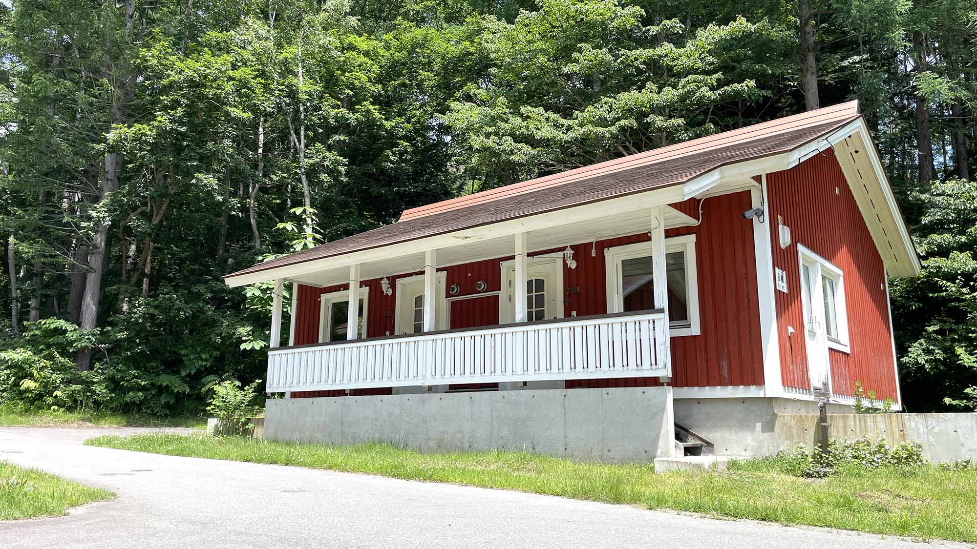 ・【コテージ／外観】静かな森の中で過ごすコテージ。心ゆくまでリラックスできる隠れ家です