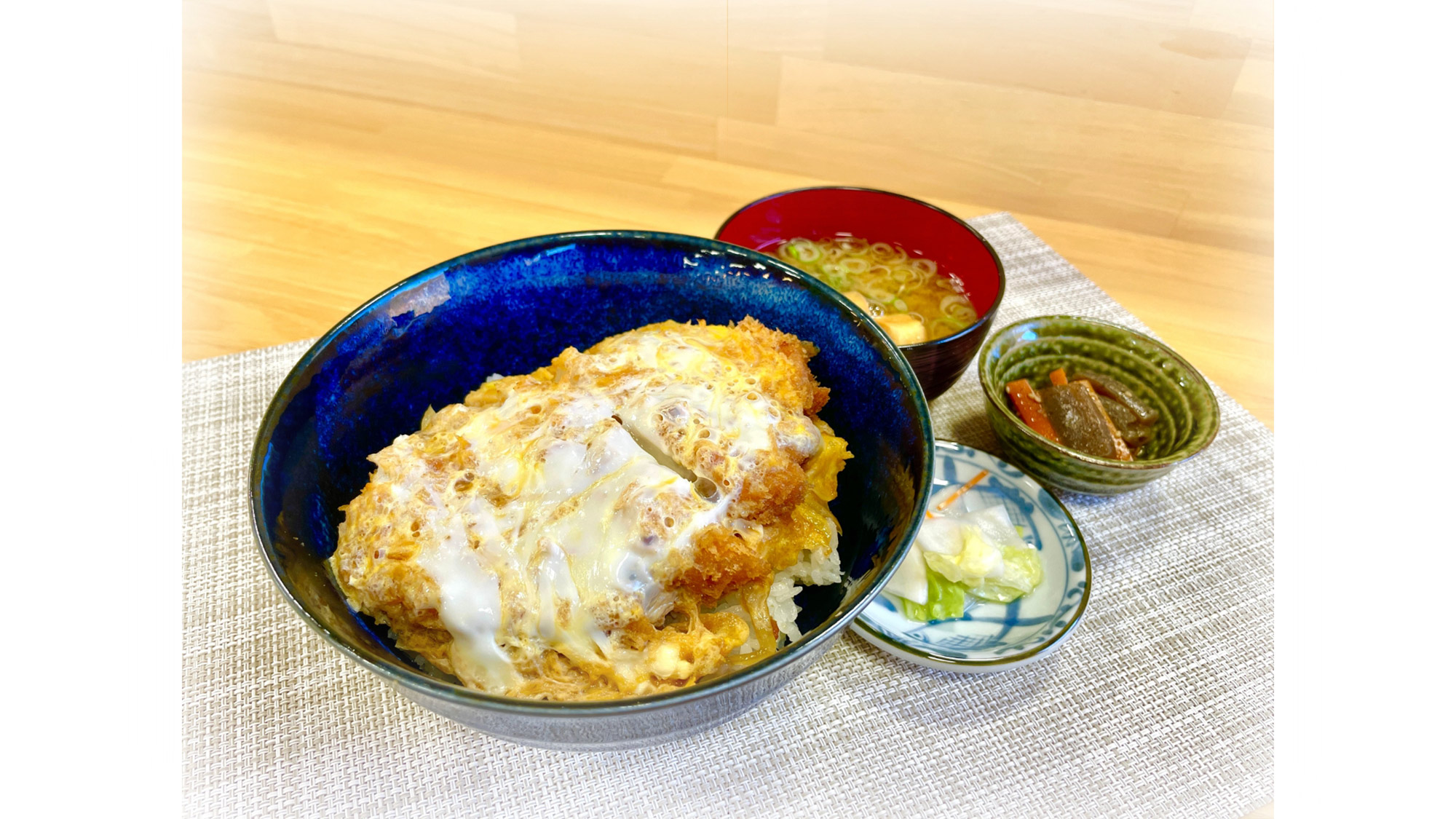 ・【夕食一例/かつ丼】腹ペコさんも大満足のかつ丼。お味噌汁と小鉢、お新香のセットです