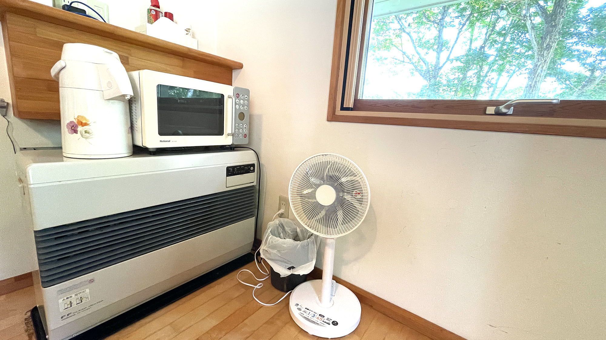 ・【コテージ／設備】扇風機や暖房のほか、ポットやレンジもございますので快適にお過ごしいただけます