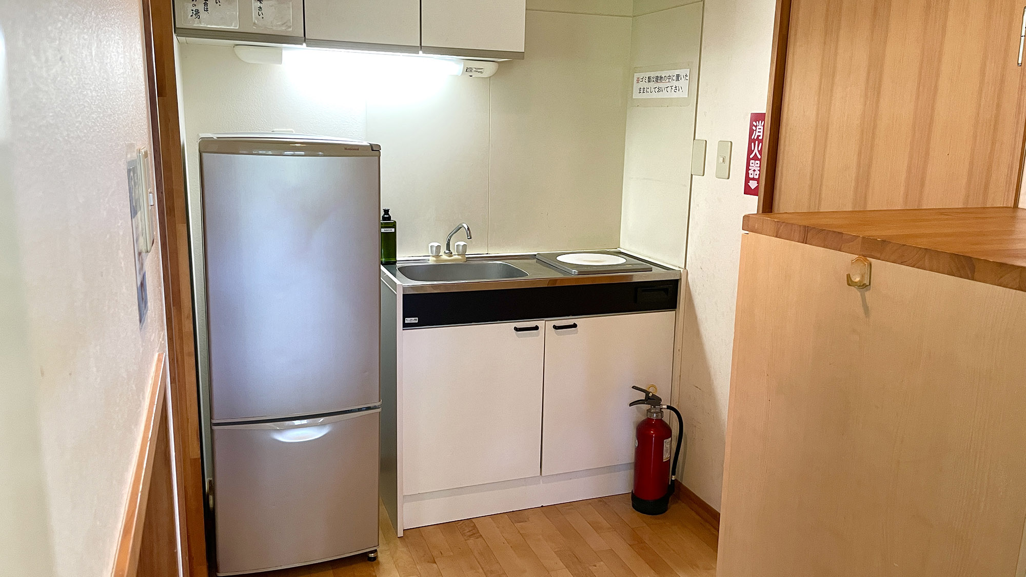 ・【コテージ／キッチン】自炊派にはちょうど良いキッチンです。冷蔵庫も完備