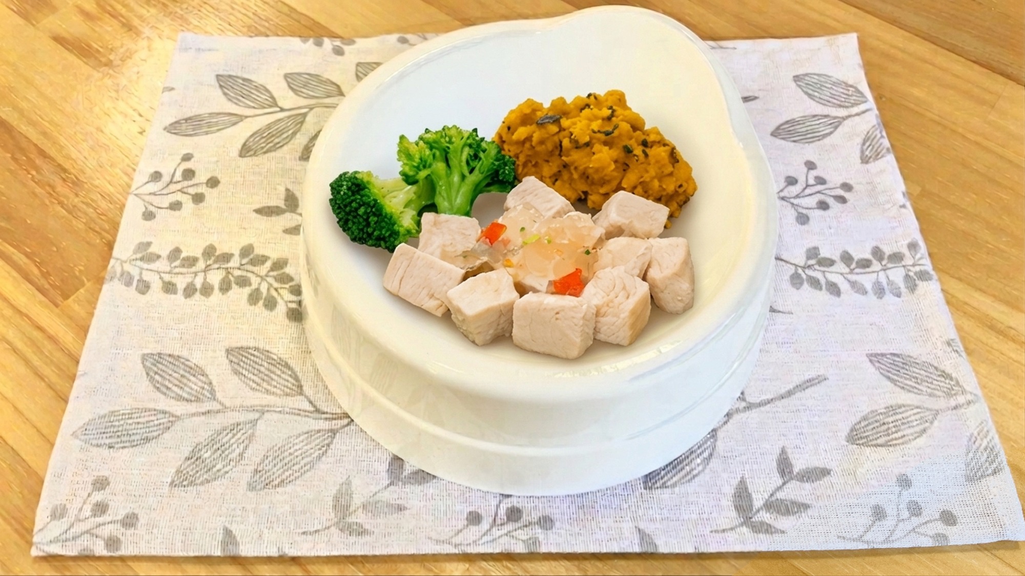 ・【犬用お食事一例】チキンステーキとかぼちゃサラダ