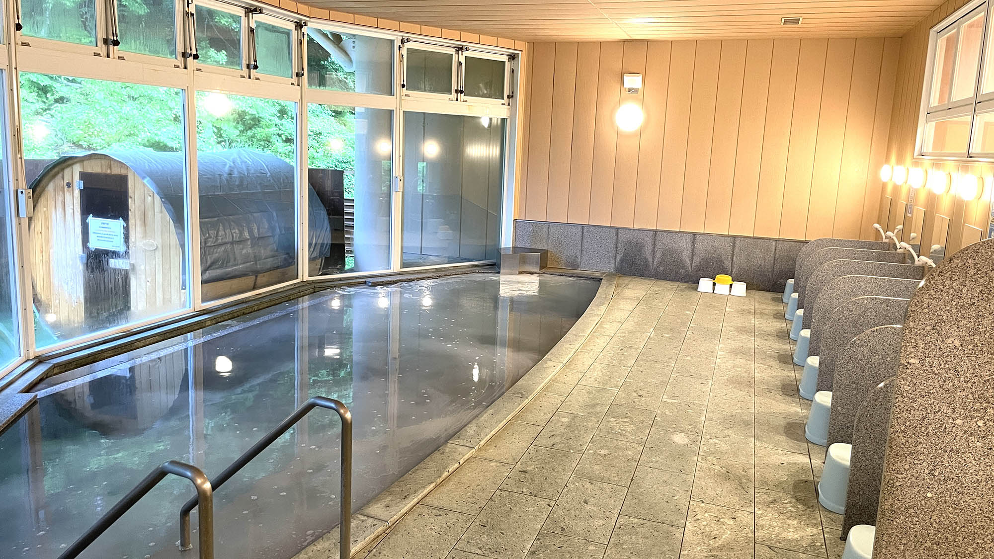 ・【温泉】露天風呂も内風呂も広々。心ゆくまで温泉を堪能し、贅沢な時間をお過ごしください