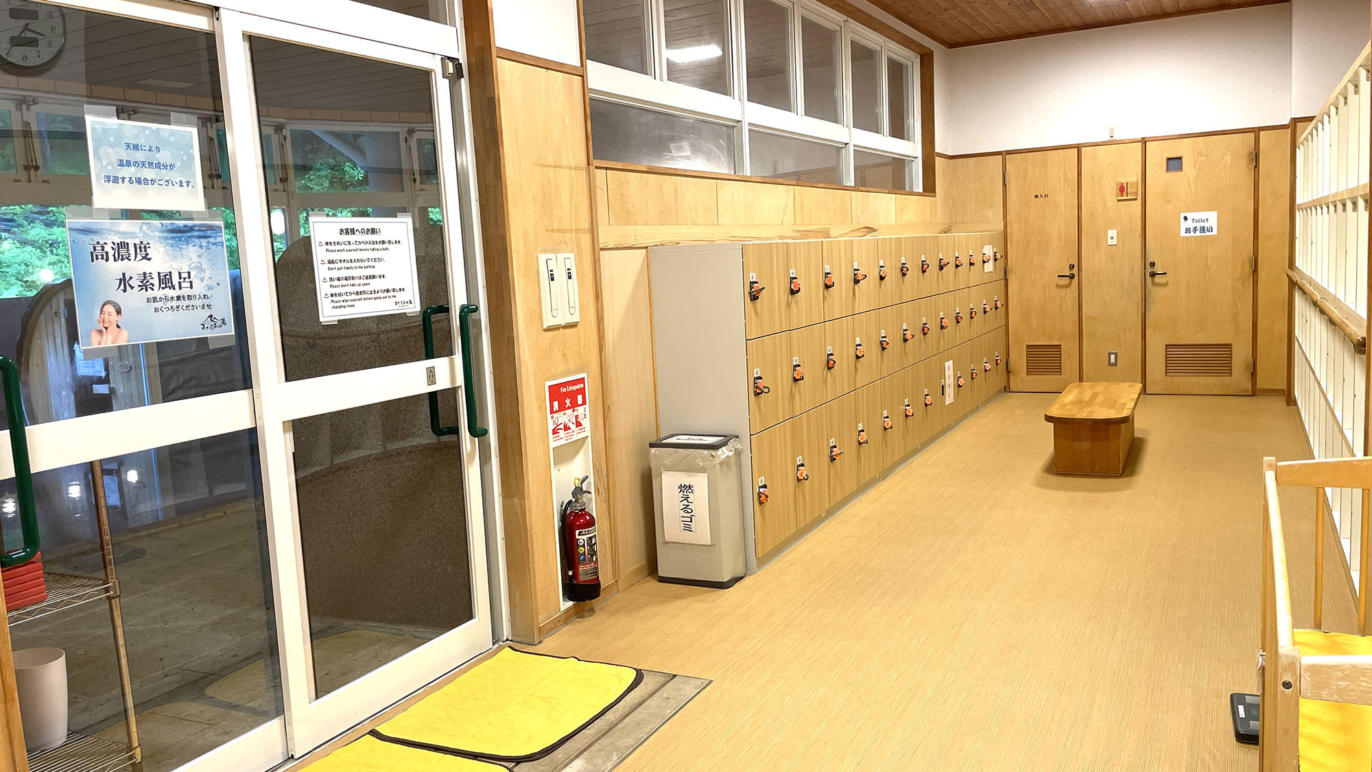 ・【温泉／脱衣所】広々とした脱衣所には、鍵付きロッカーとパウダースペースを完備