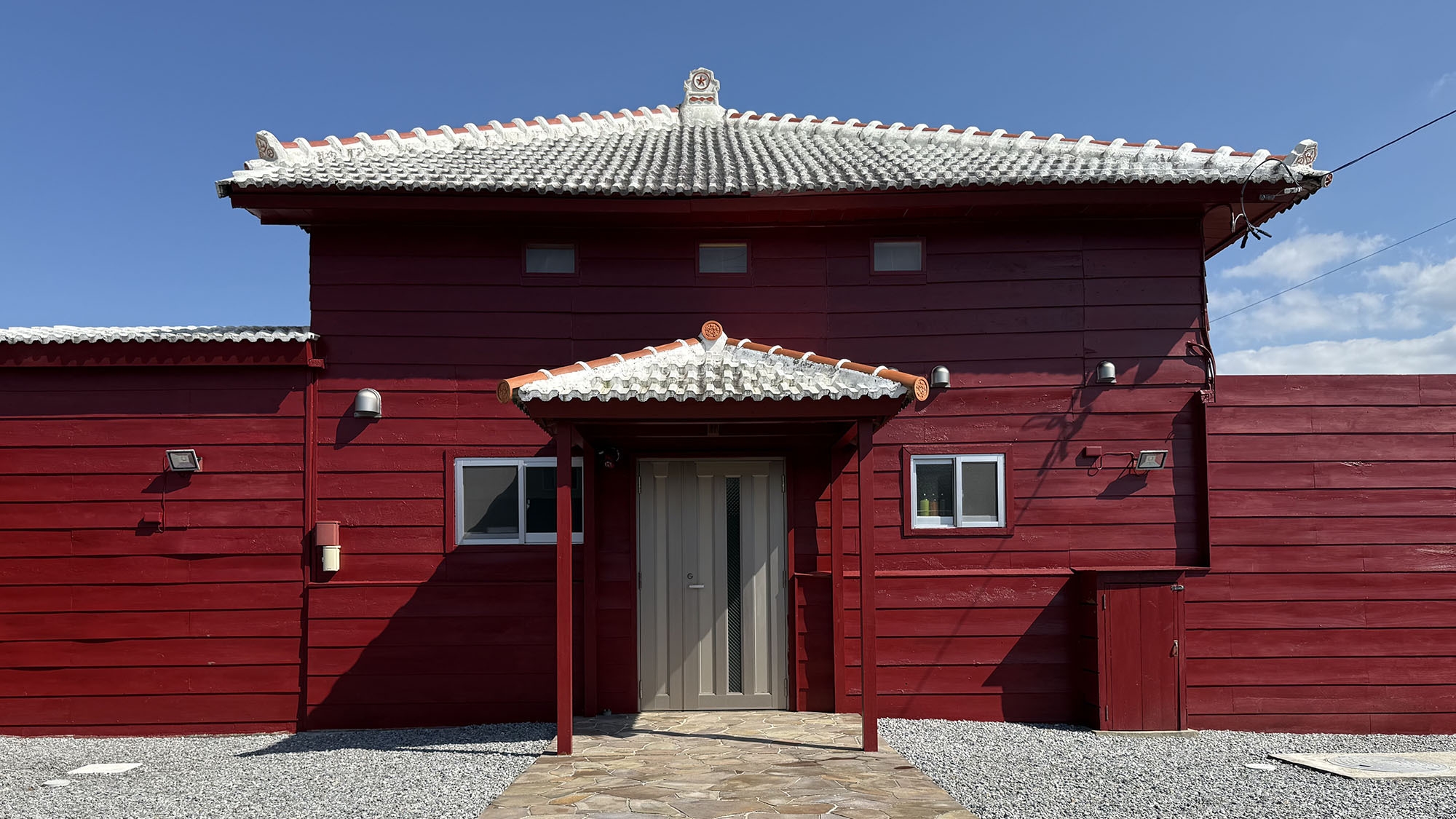 【素泊】首里城をイメージした一棟貸しで過ごすうちなー時間　お庭にはシェード付露天風呂！