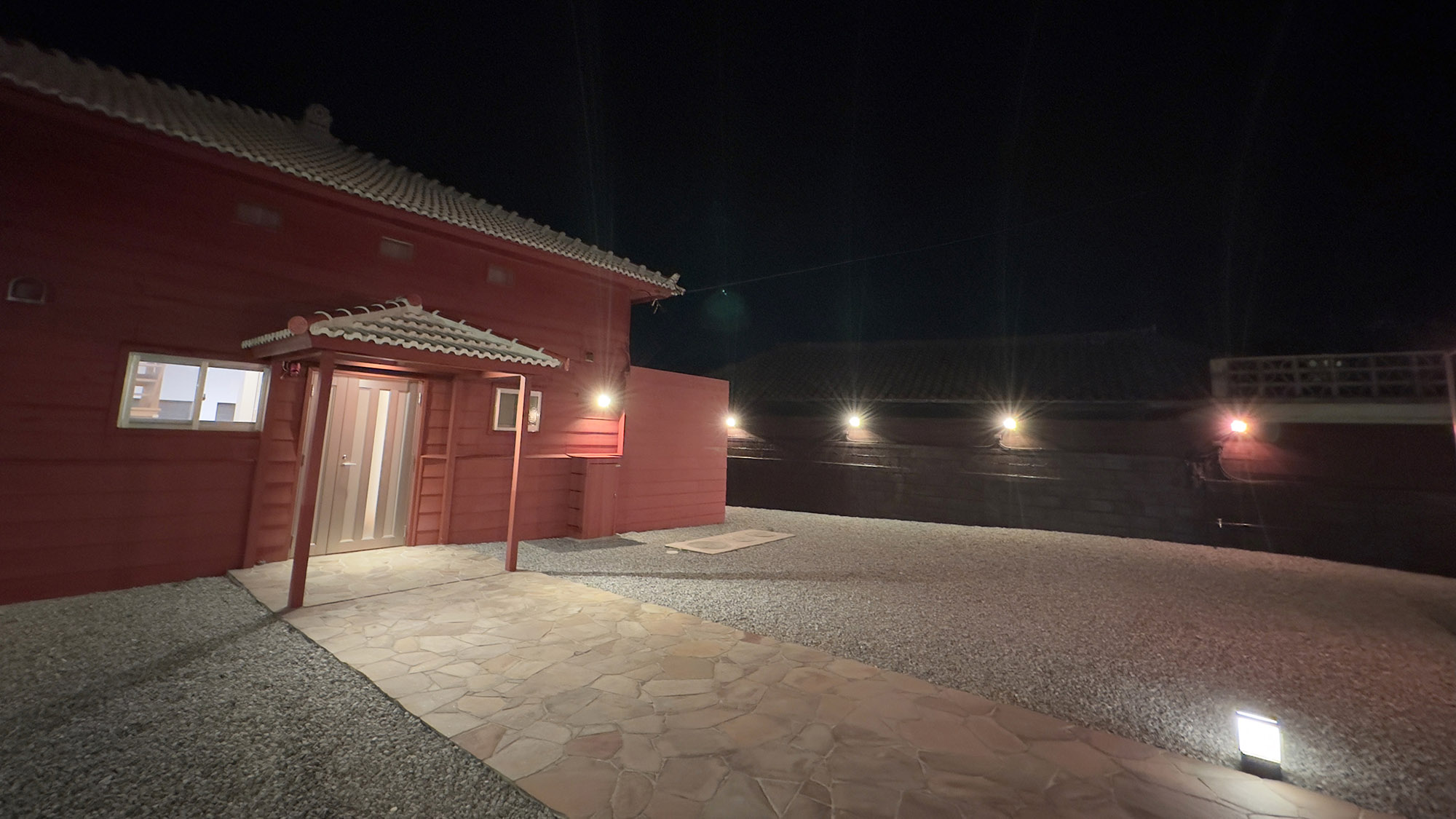 ・【外観/夜】暗闇に照らされる沖縄の紅　昼とは違う趣をお楽しみくださいませ