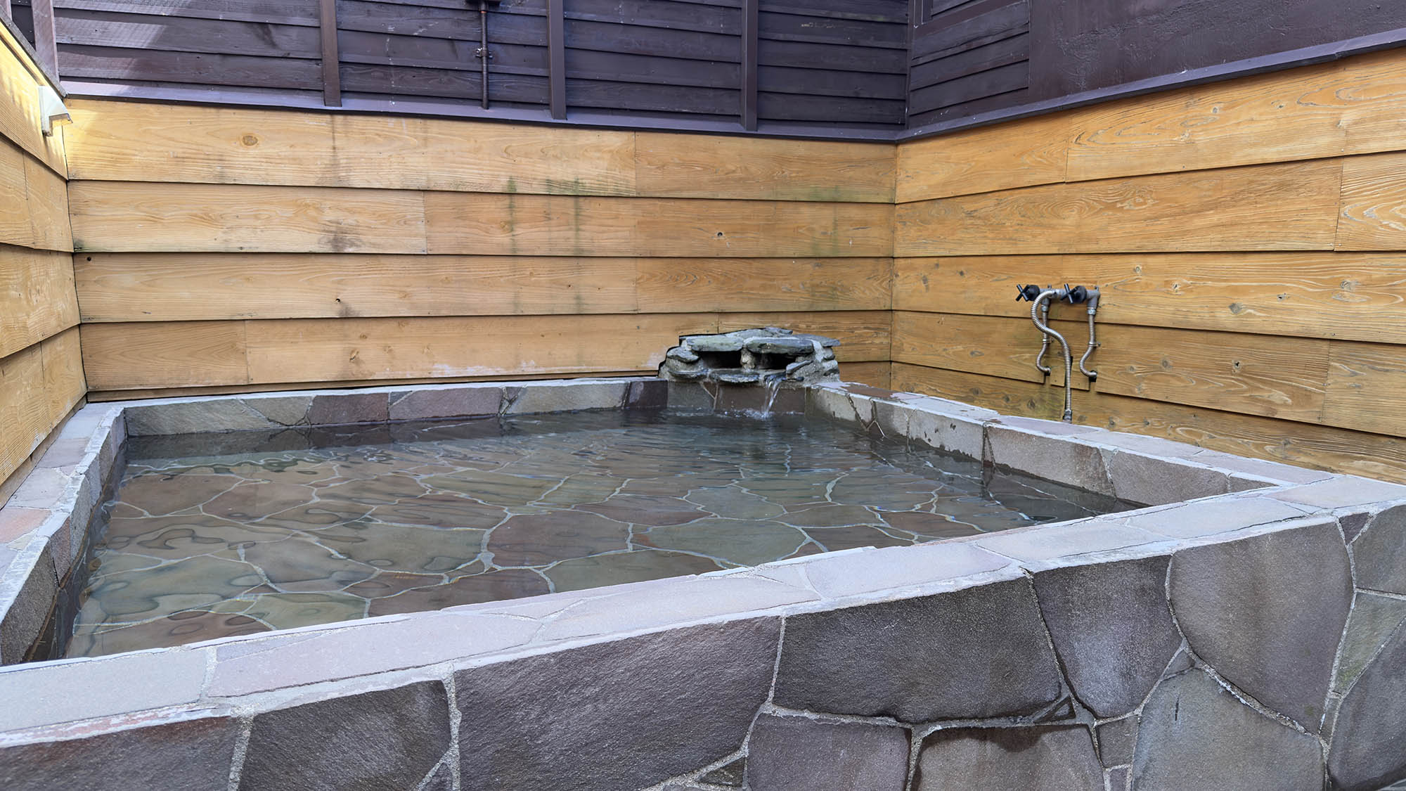 ・【外風呂】広々したお風呂は小さなお子様とご一緒に利用可能です（足元にはお気を付けください）