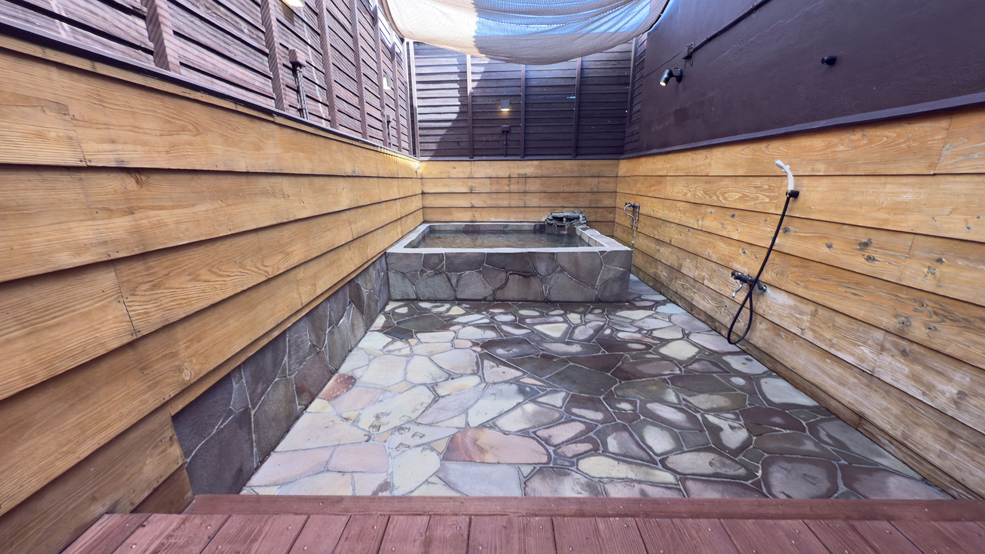 ・【外風呂】シェードはプライバシー保護のため設置しておりますが　心地よい風がはいります