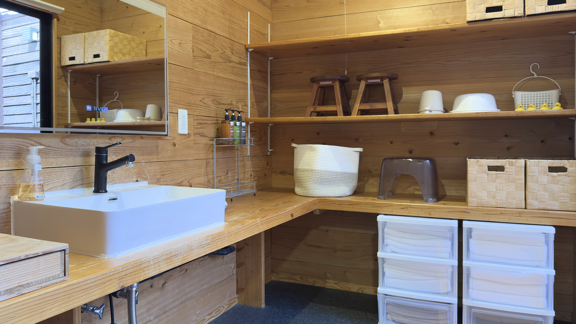 ・【脱衣所/外風呂】小さなお子様もご利用頂けるように複数のサイズの椅子などもご用意しております