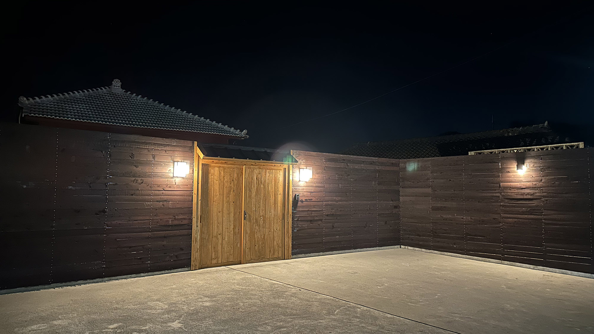 ・【外観/門/夜】当館の目の前はアルファ―ドなどの大型車も3台置けるスペースがございます