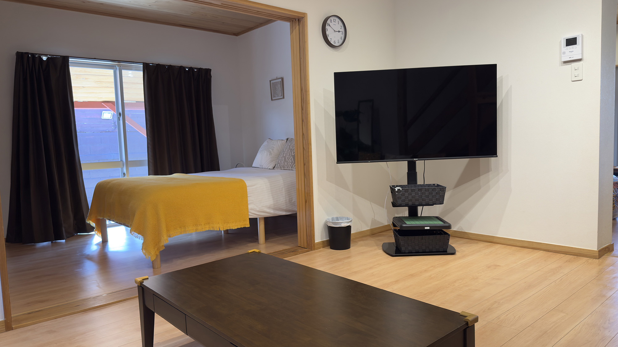 ・【客室イメージ】リビングにはテレビもご用意　スポーツ観戦も可能です