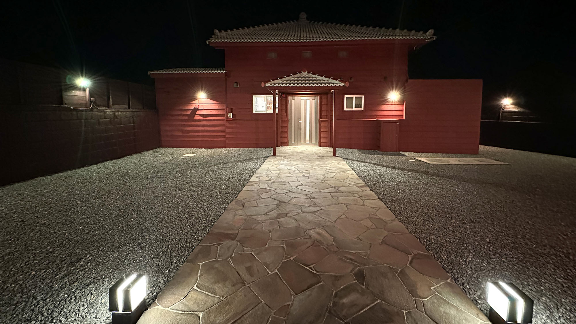 ・【外観/夜】暗闇に照らされる沖縄の紅　昼とは違う趣をお楽しみくださいませ