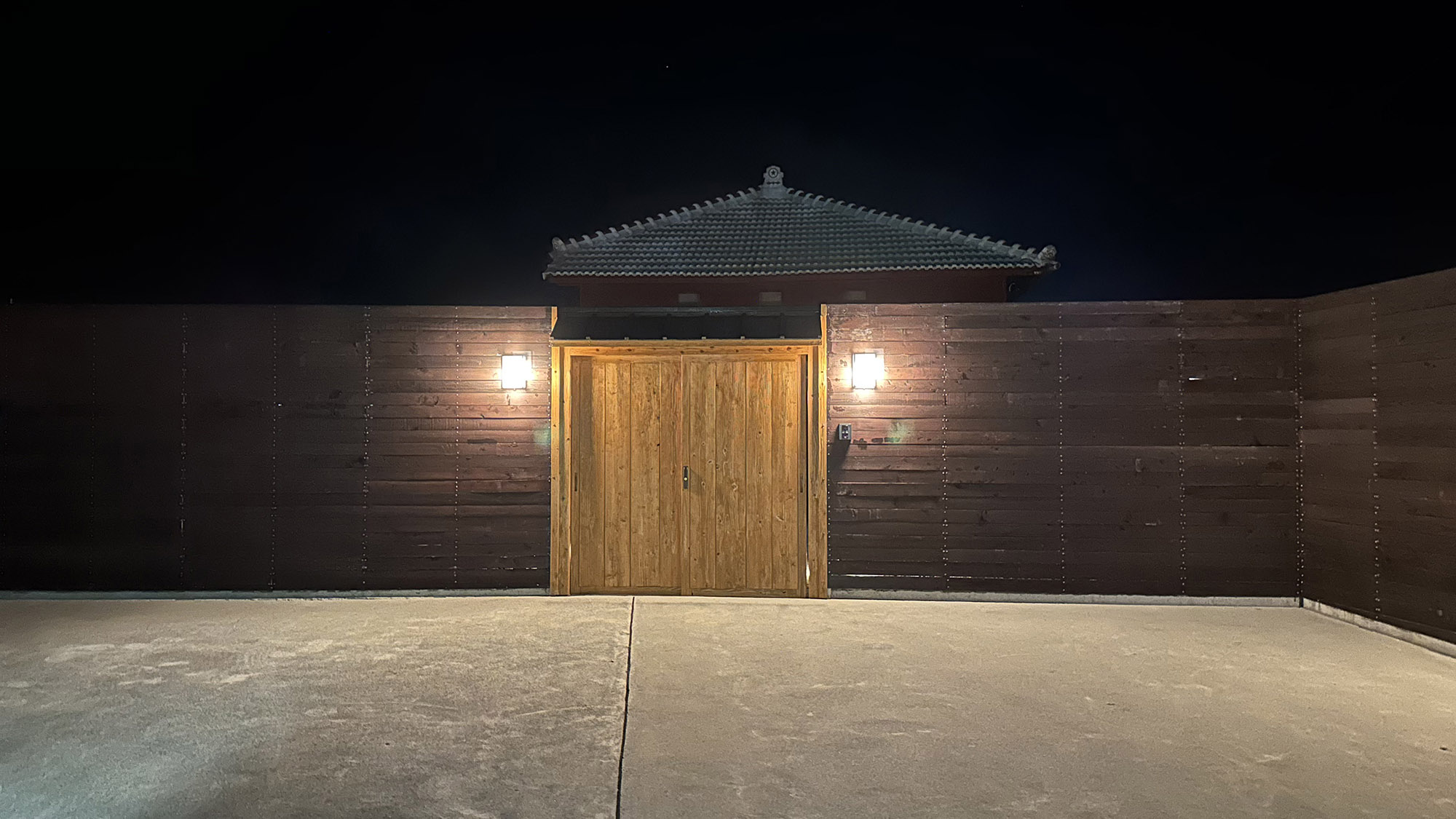 ・【外観/門/夜】当施設の周辺は閑静な住宅街となります。一歩外に出れば満点の星空もご覧いただけます