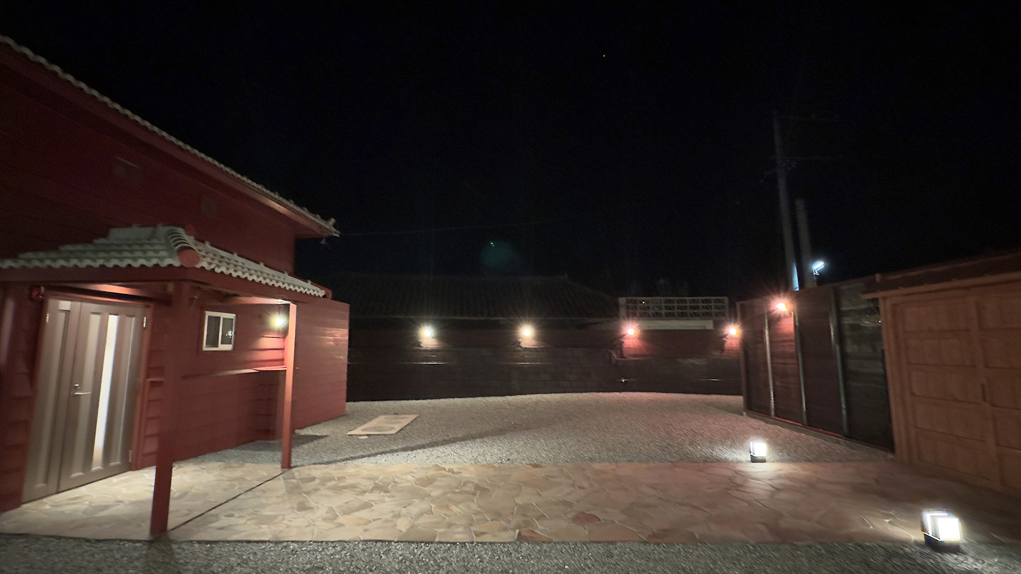 ・【外観/夜】暗闇に照らされる沖縄の紅　昼とは違う趣をお楽しみくださいませ