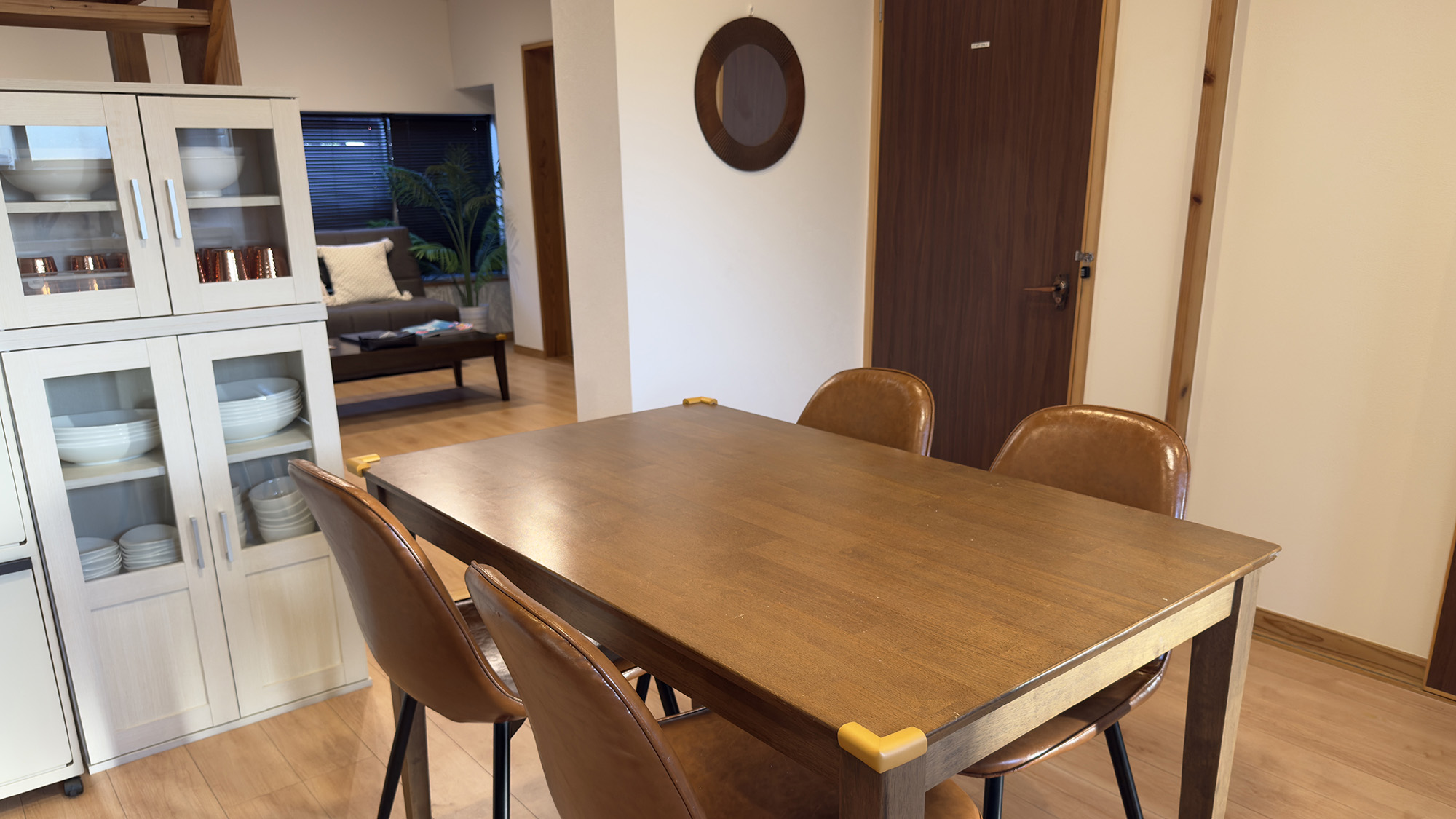 ・【客室イメージ】食器やグラスなども多めにご用意しております