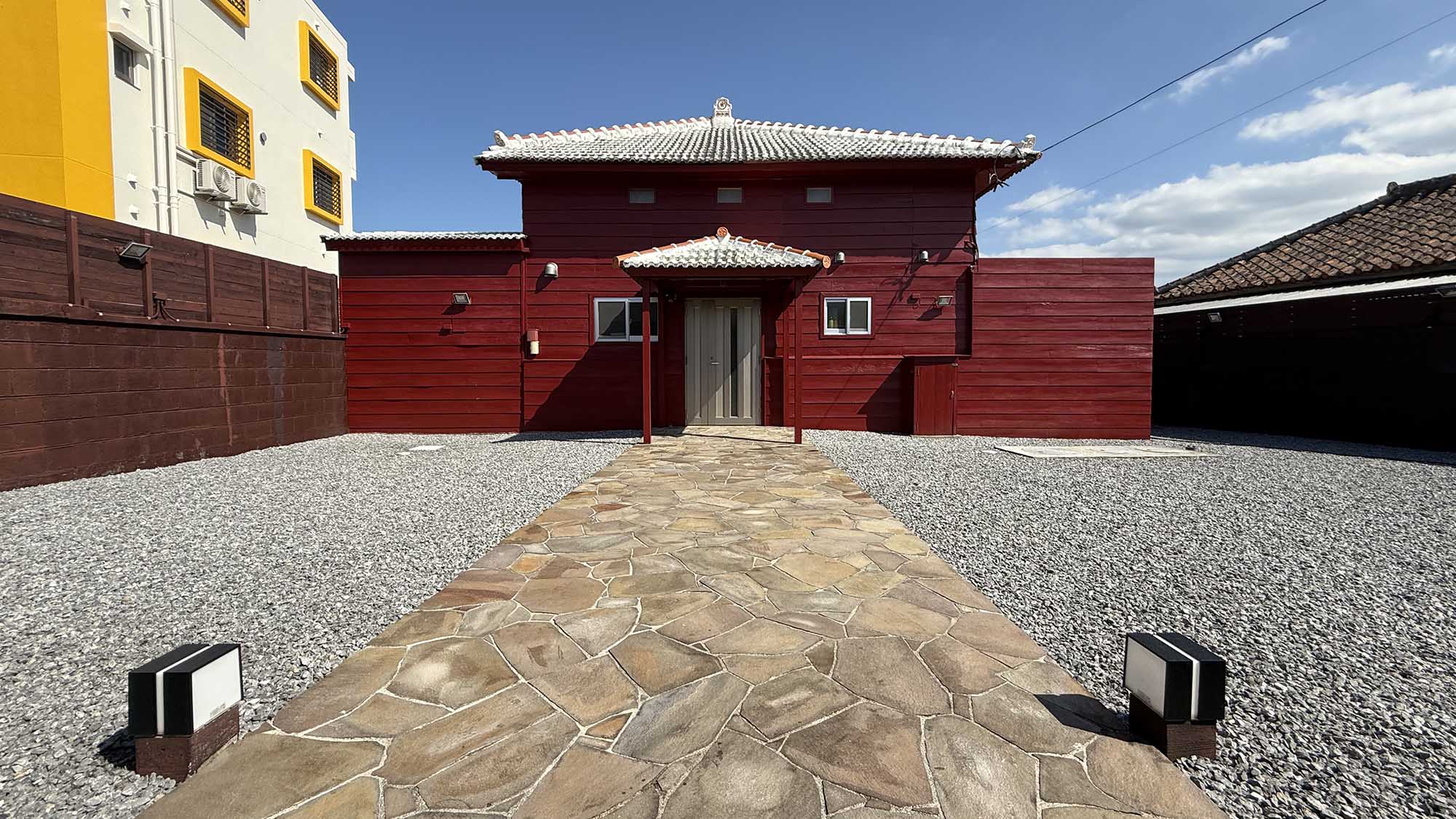 ・【外観】首里城をイメージした愛山荘　皆様のご到着をお待ちしております