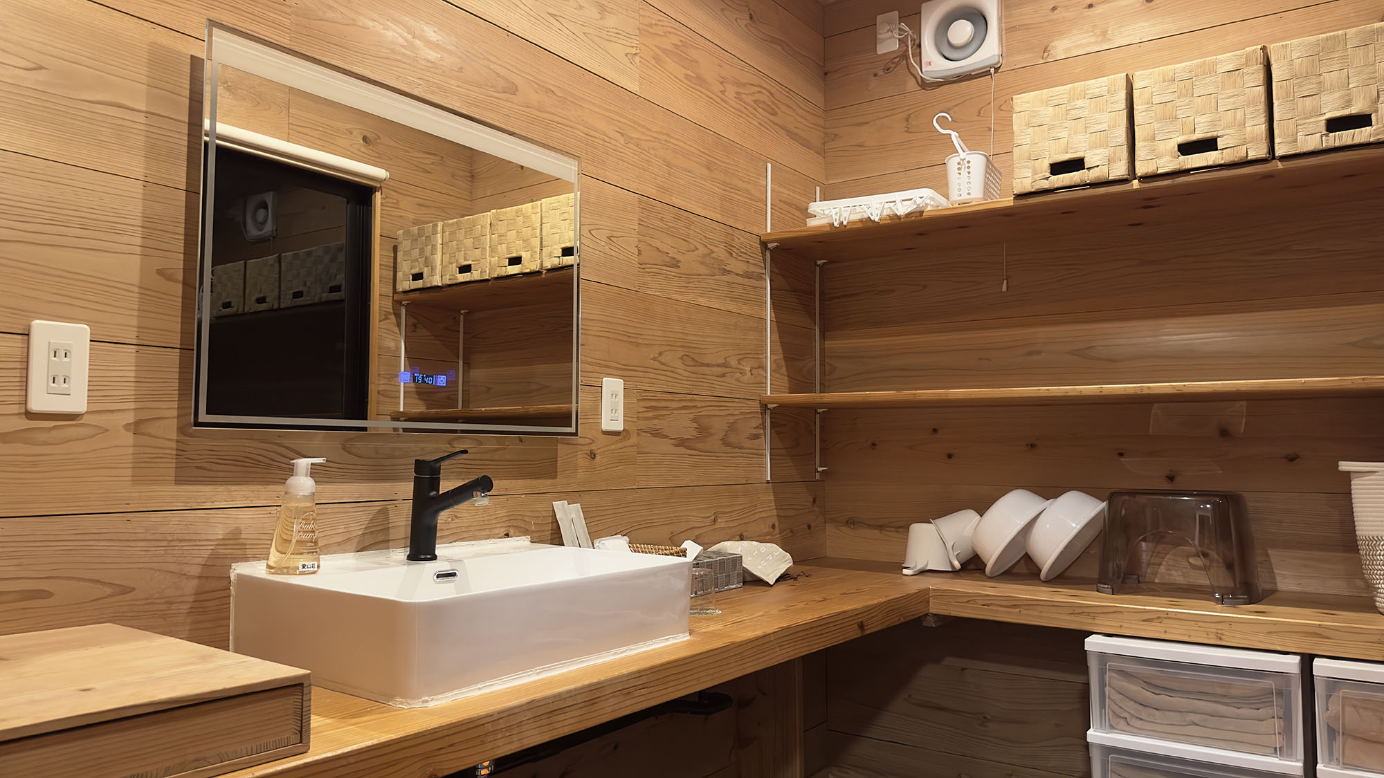 ・【脱衣所/外風呂】広めの洗面台も備え付けており　朝の準備もゆっくりおこなえます