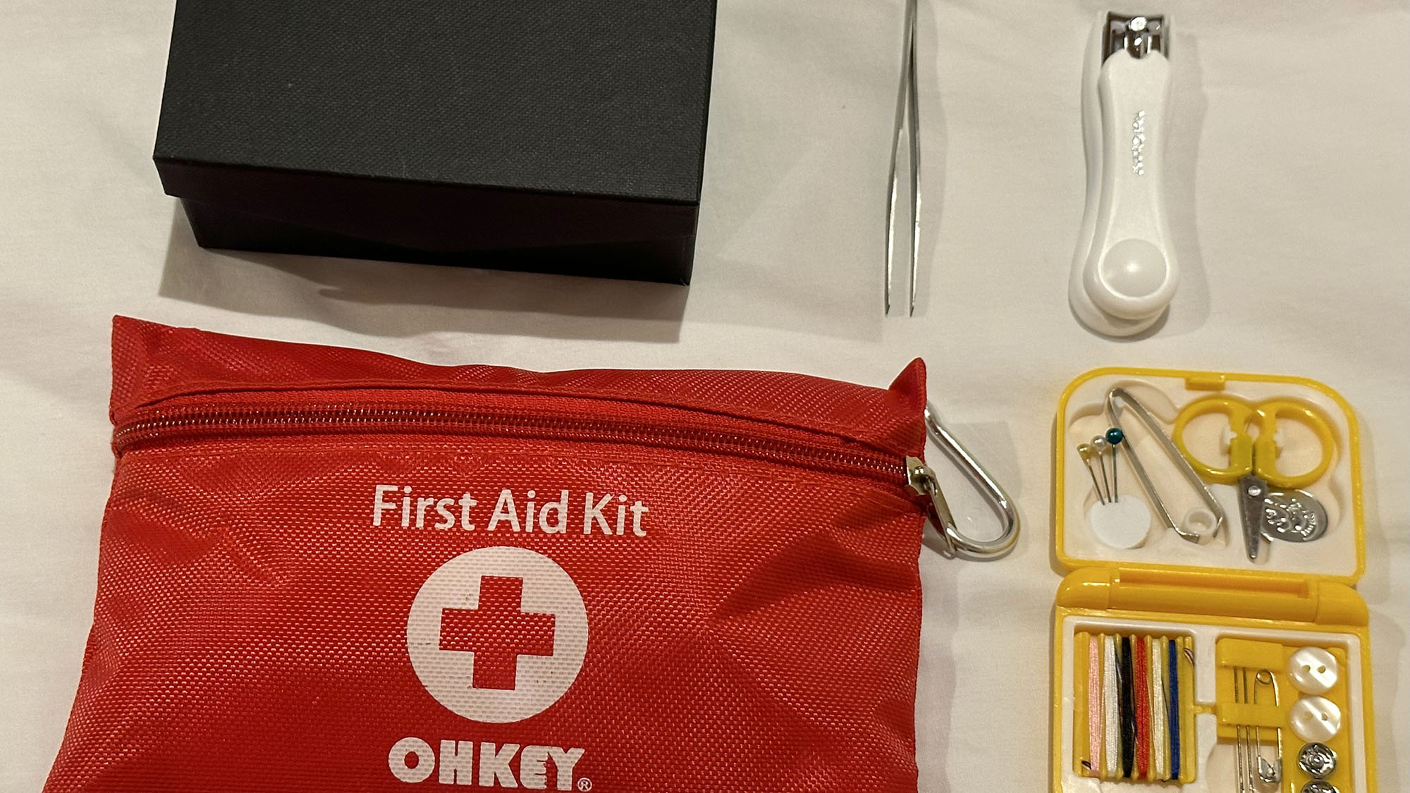 ・【First aid kit】緊急時に備えたアメニティやソーイングセット、爪切り等もご用意