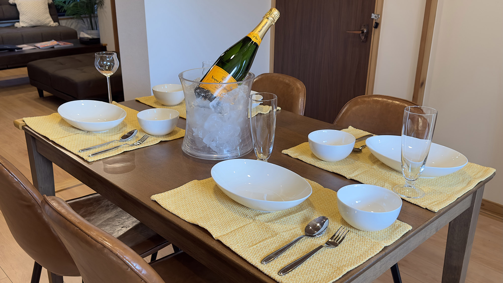 ・【客室イメージ】外でBBQでなくとも、客室内でゆったりお食事をとることも可能です