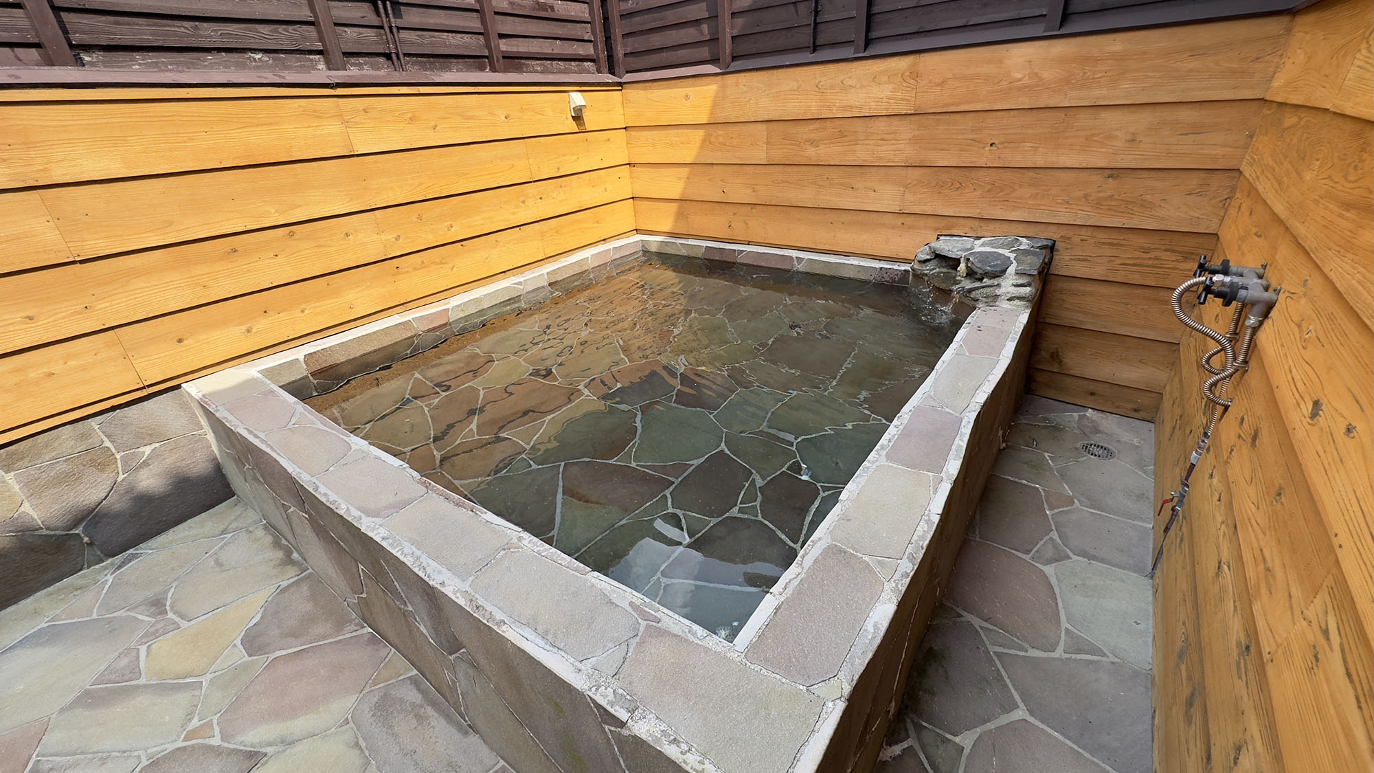 ・【外風呂】昼夜問わずご利用いただけます（お湯はりには時間がかかりますのでご注意ください）