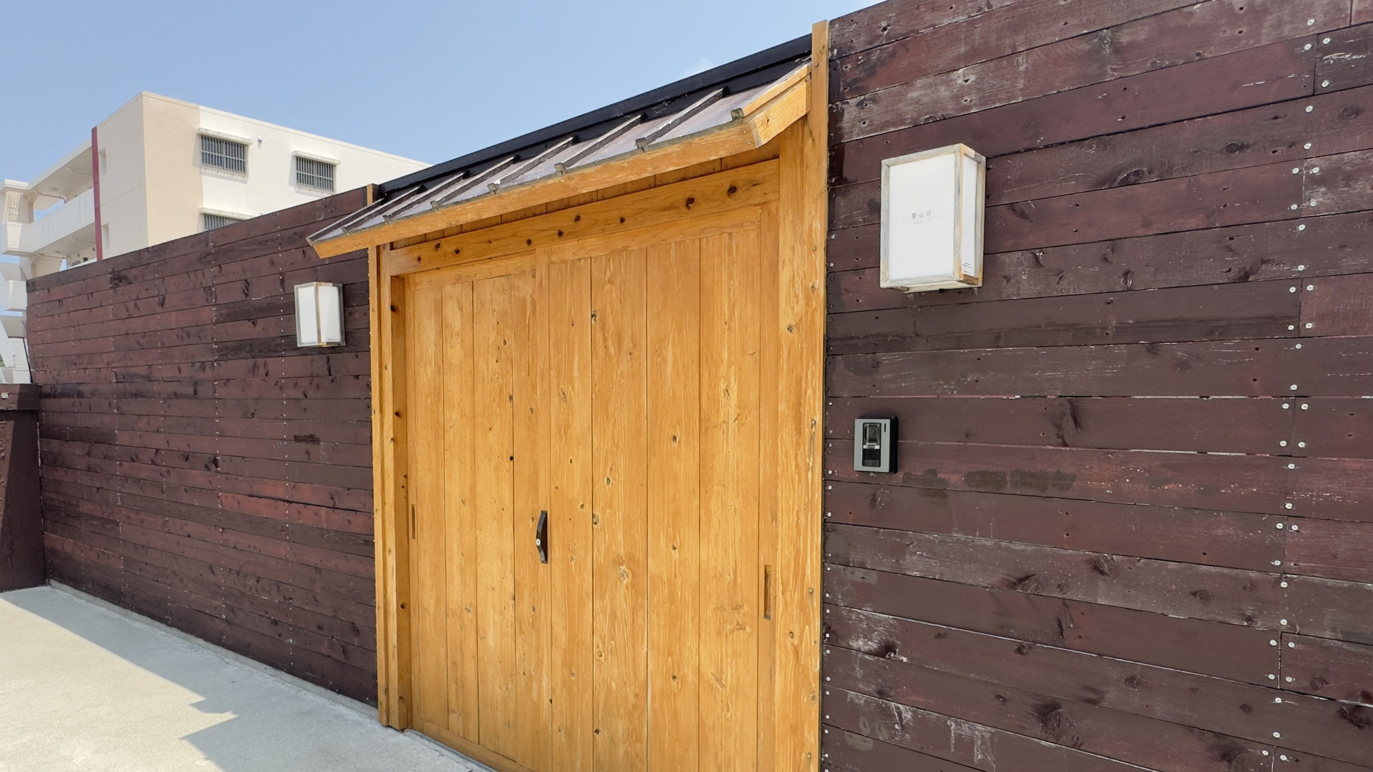 ・【外観/門】当施設は無人施設となります。チェックイン方法は前日までにメールでお知らせいたします