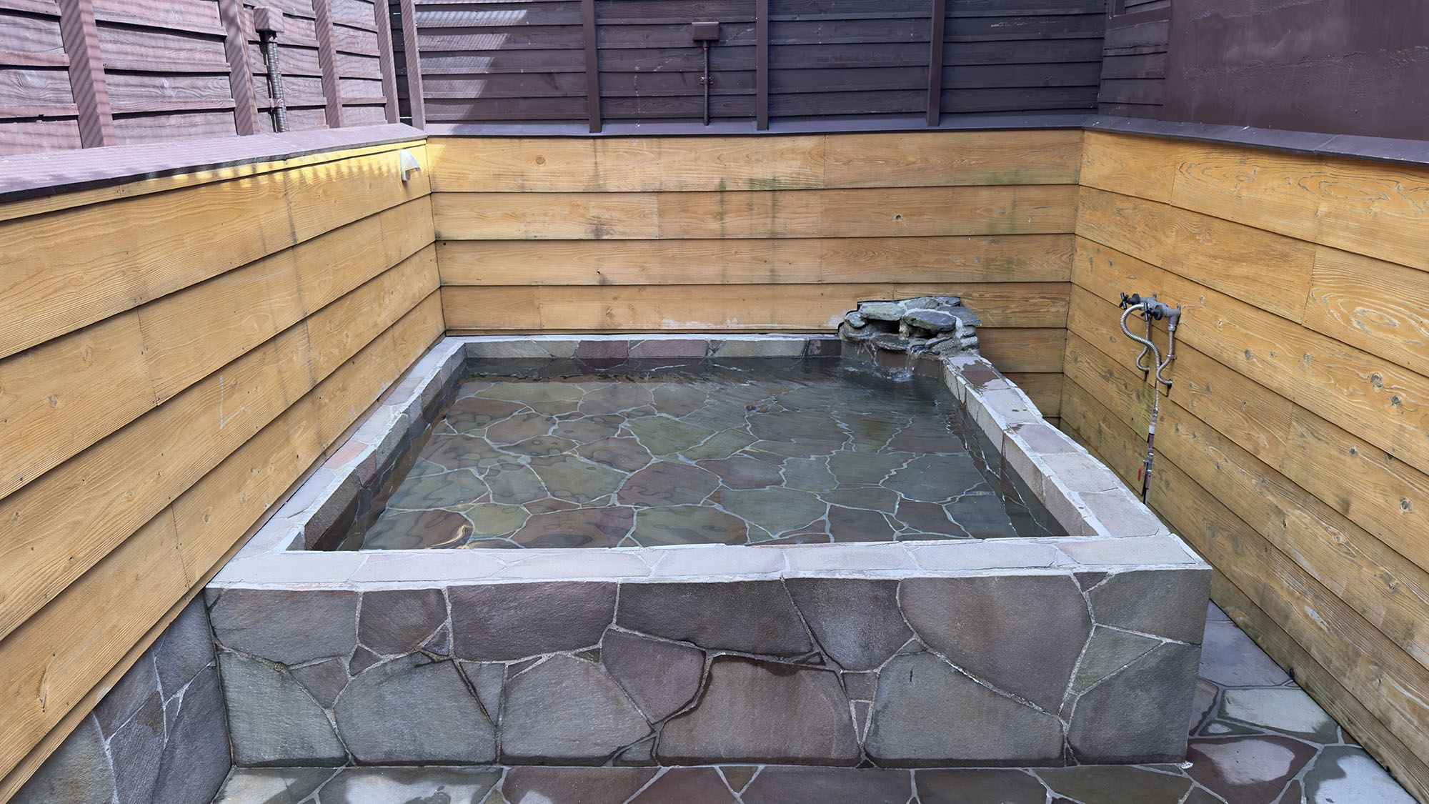 ・【外風呂】旅館の温泉をイメージした石造り（温泉ではございません）