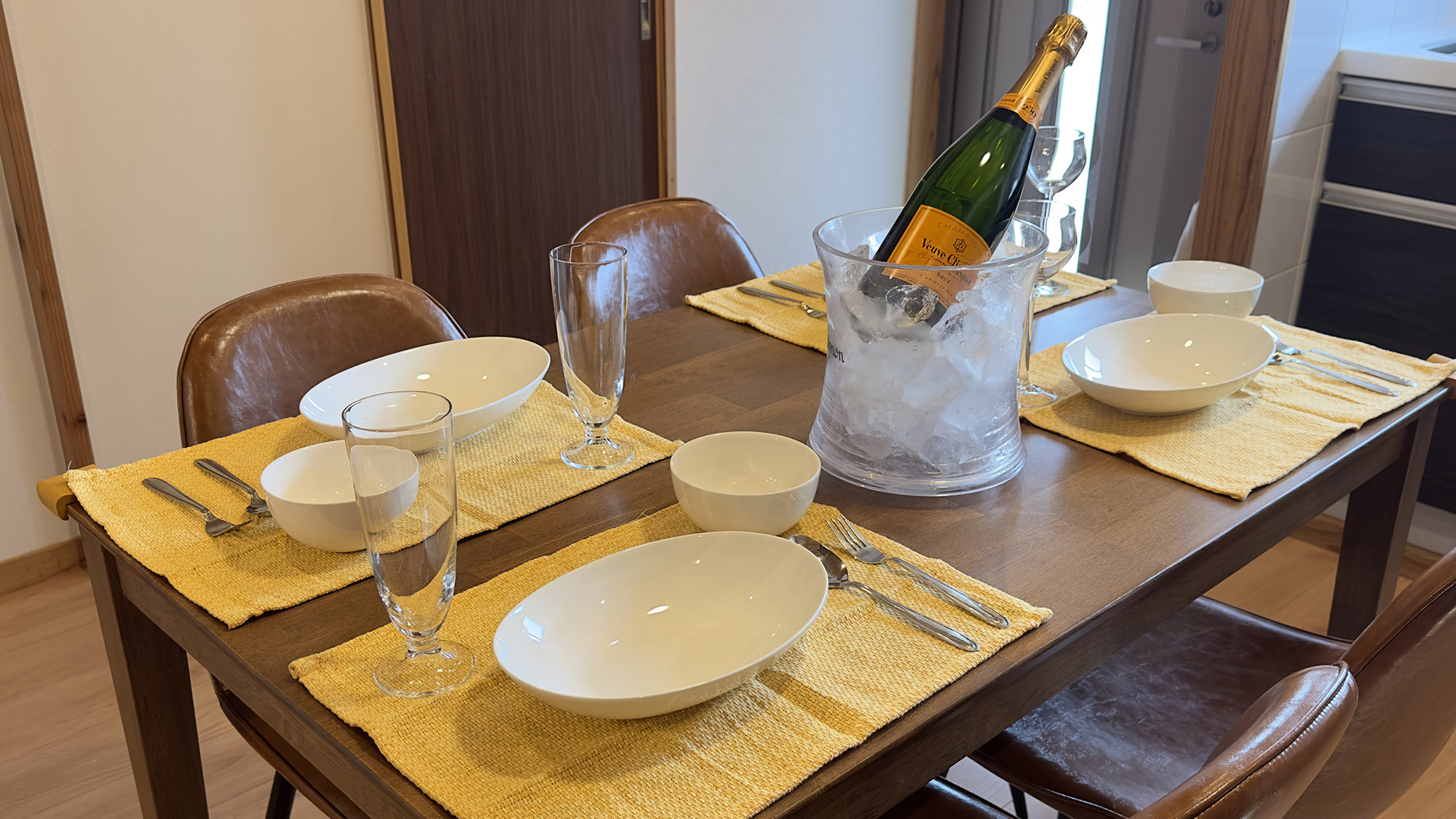 ・【客室イメージ】食器やカトラリーはご用意がございます。お好きなお食事・お飲み物をご用意ください